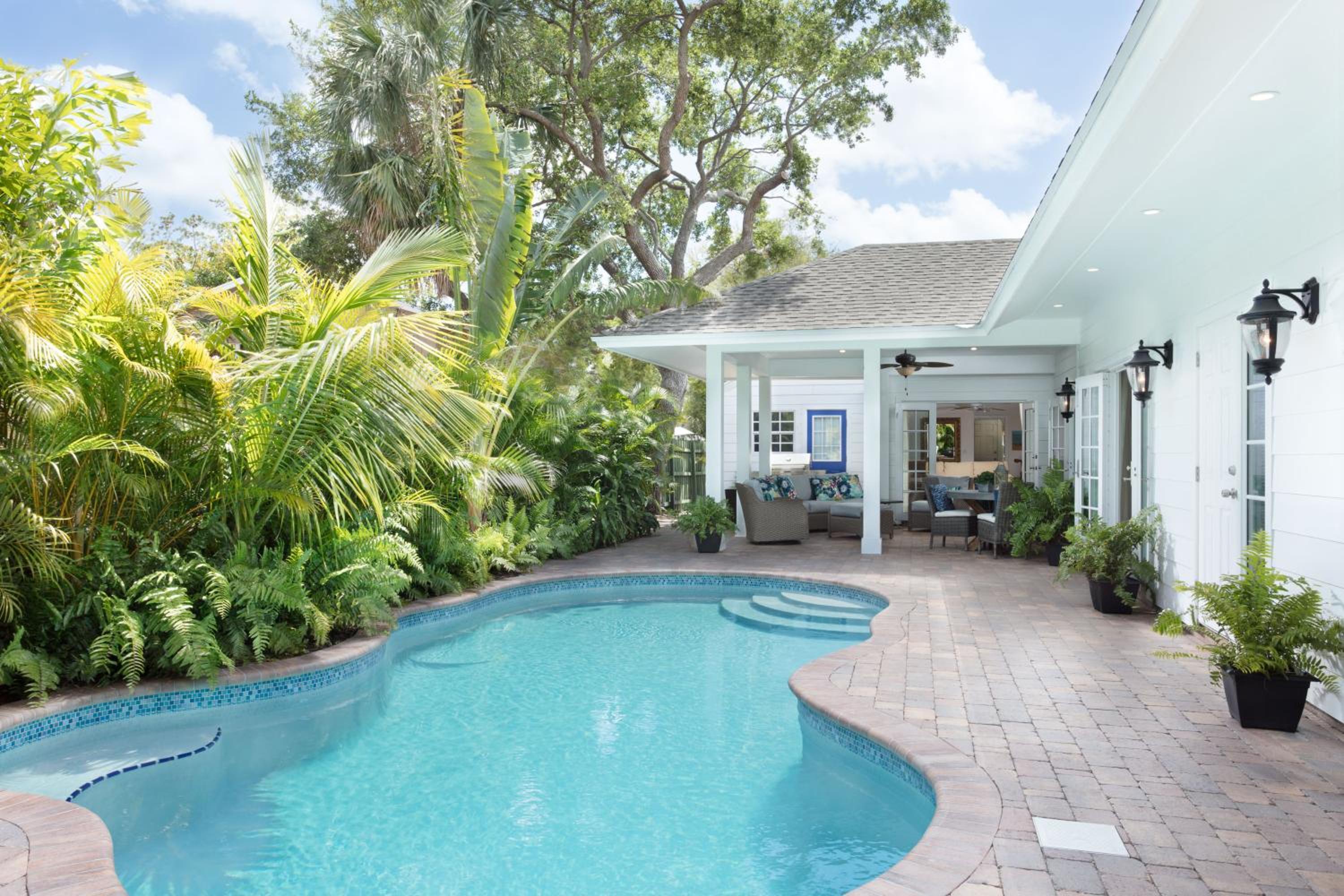 Palm Beach Oasis - Indulge in Garden Tranquility with Alfresco Dining