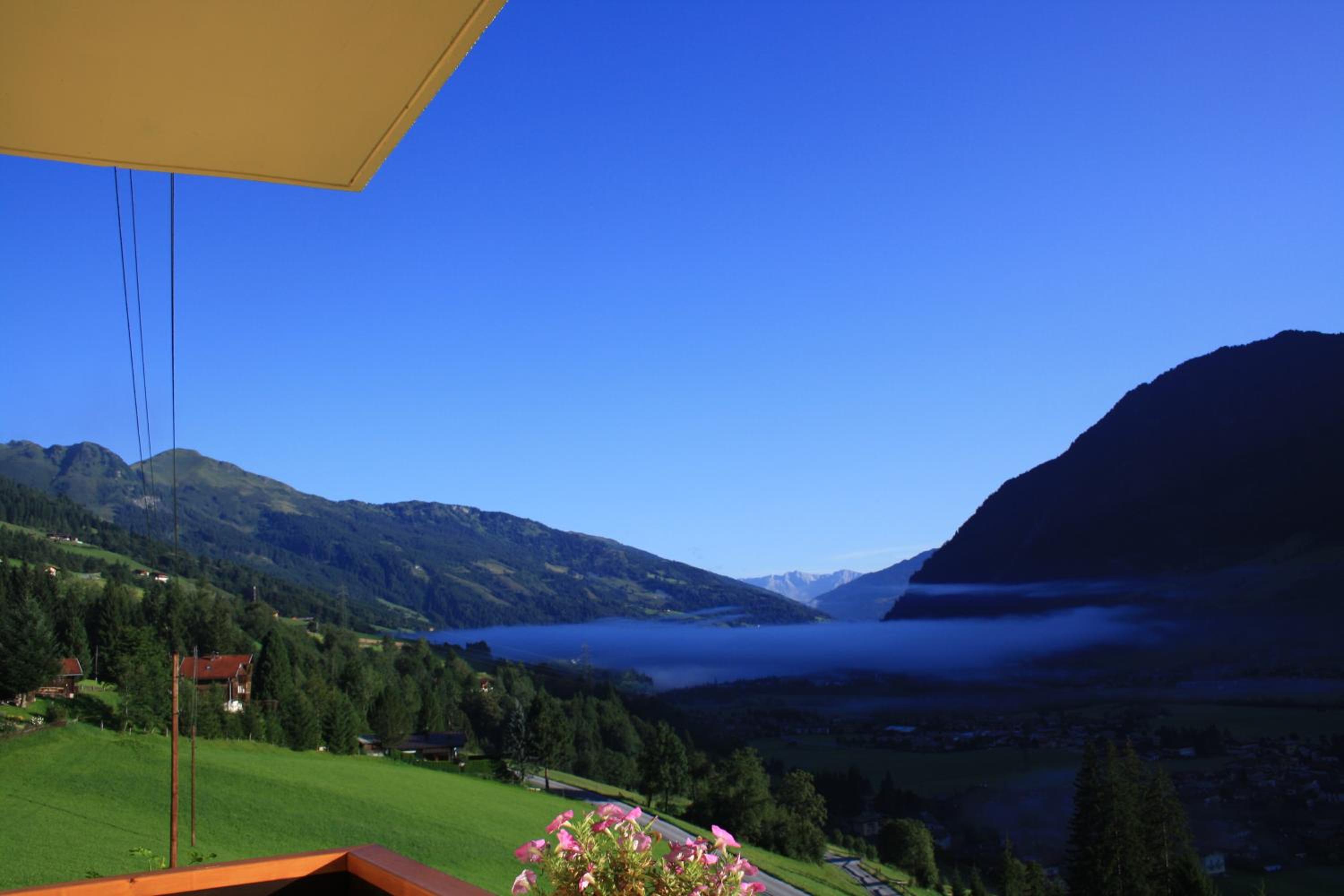 Ferienwohnung am Krausberghof mit Balkon und Parkplatz, Aufenthaltsraum mit Spielmöglichkeiten, Erholung- inmitten der Natur, 6 Fahrminuten zur Alpentherme