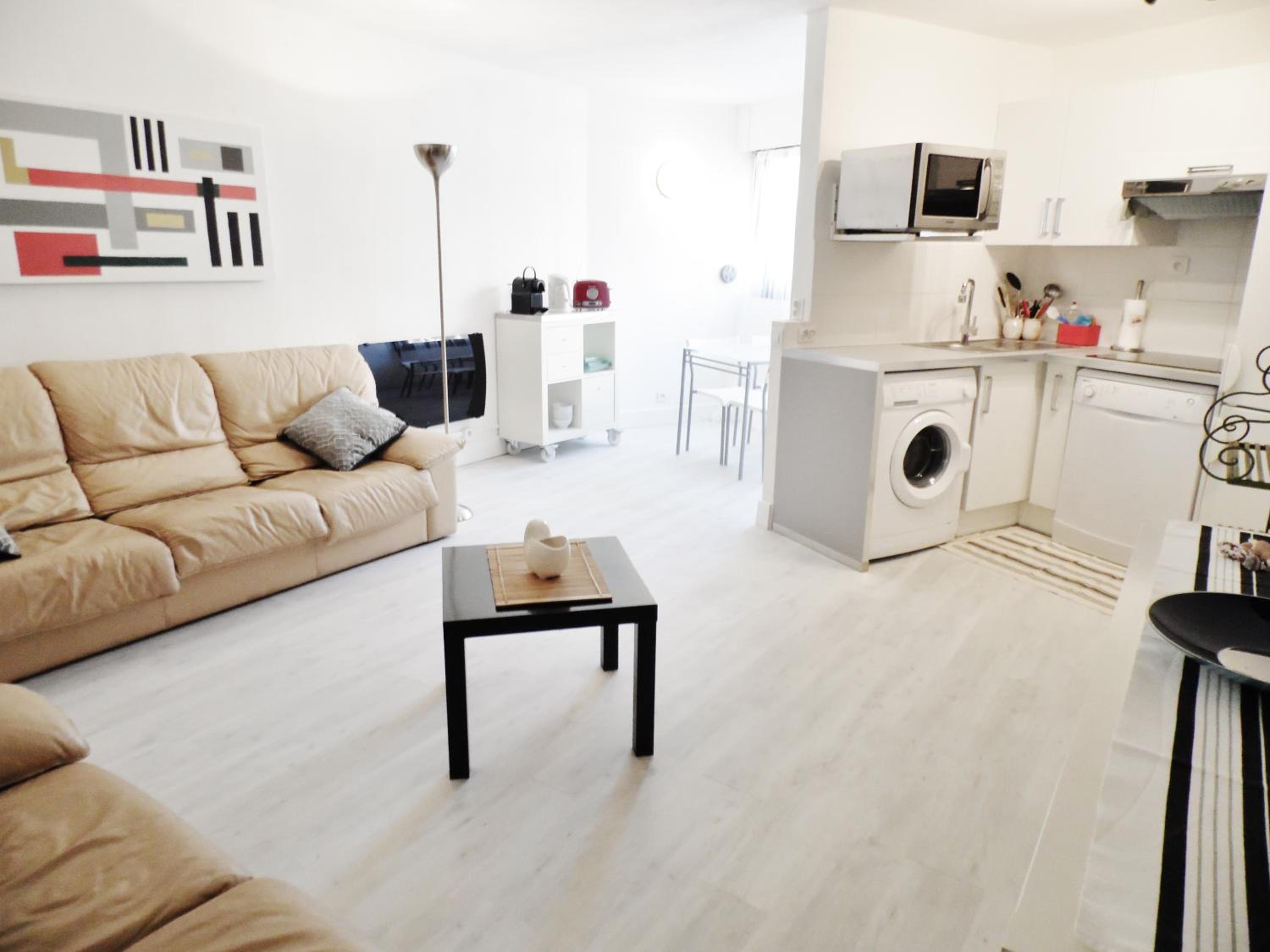 CANNES plage 2mn/45m2/vue mer/inernet/clim/parking privé