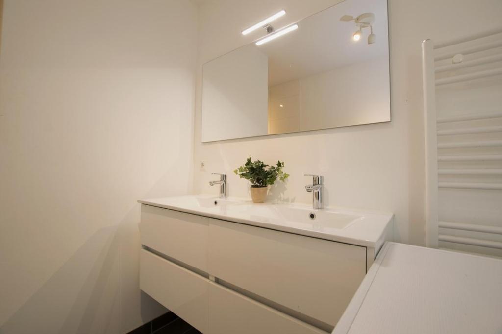 White Moon Apartment