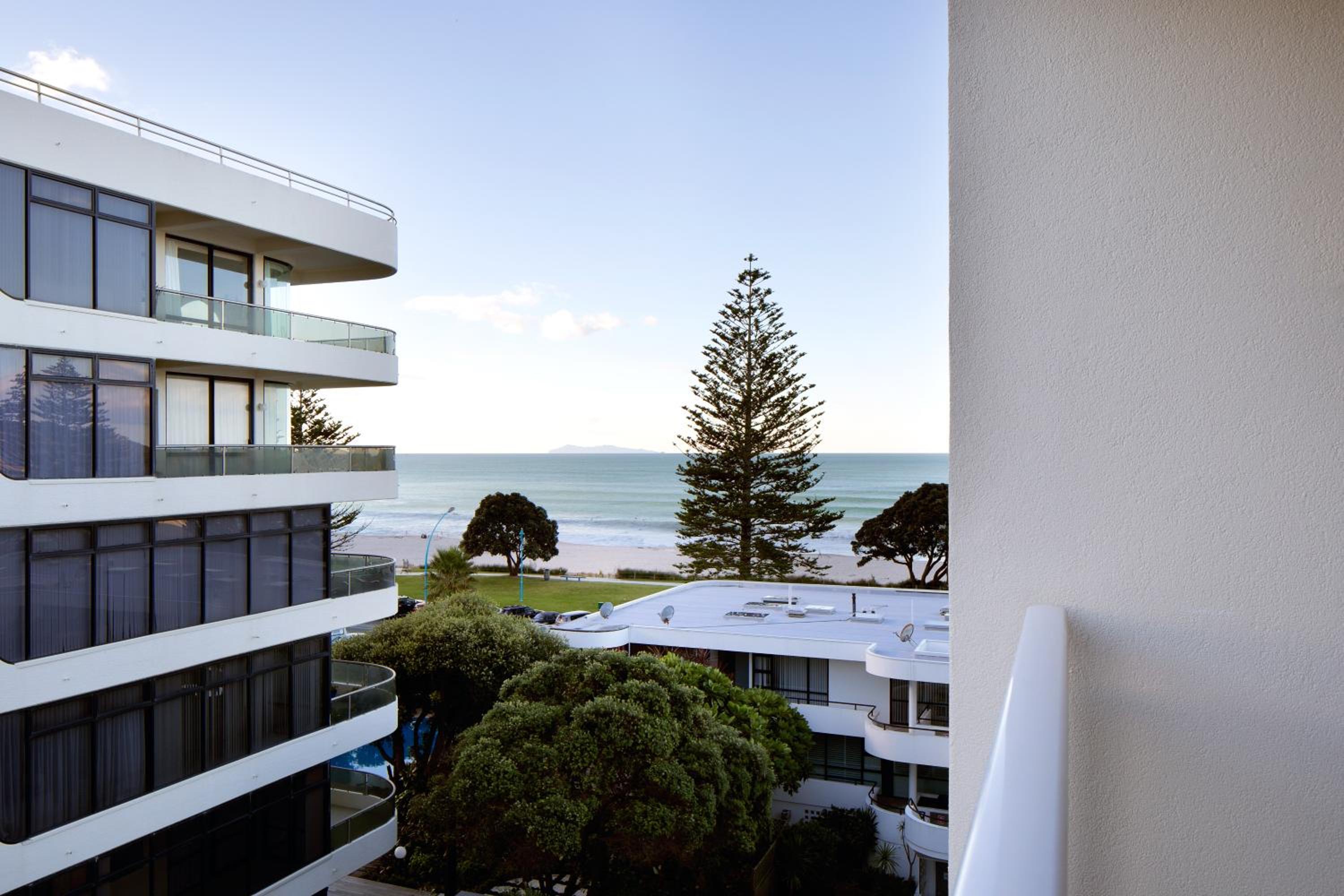 Ocean View Beach Escape - Top Floor Apartments, Mt Maunganui Base