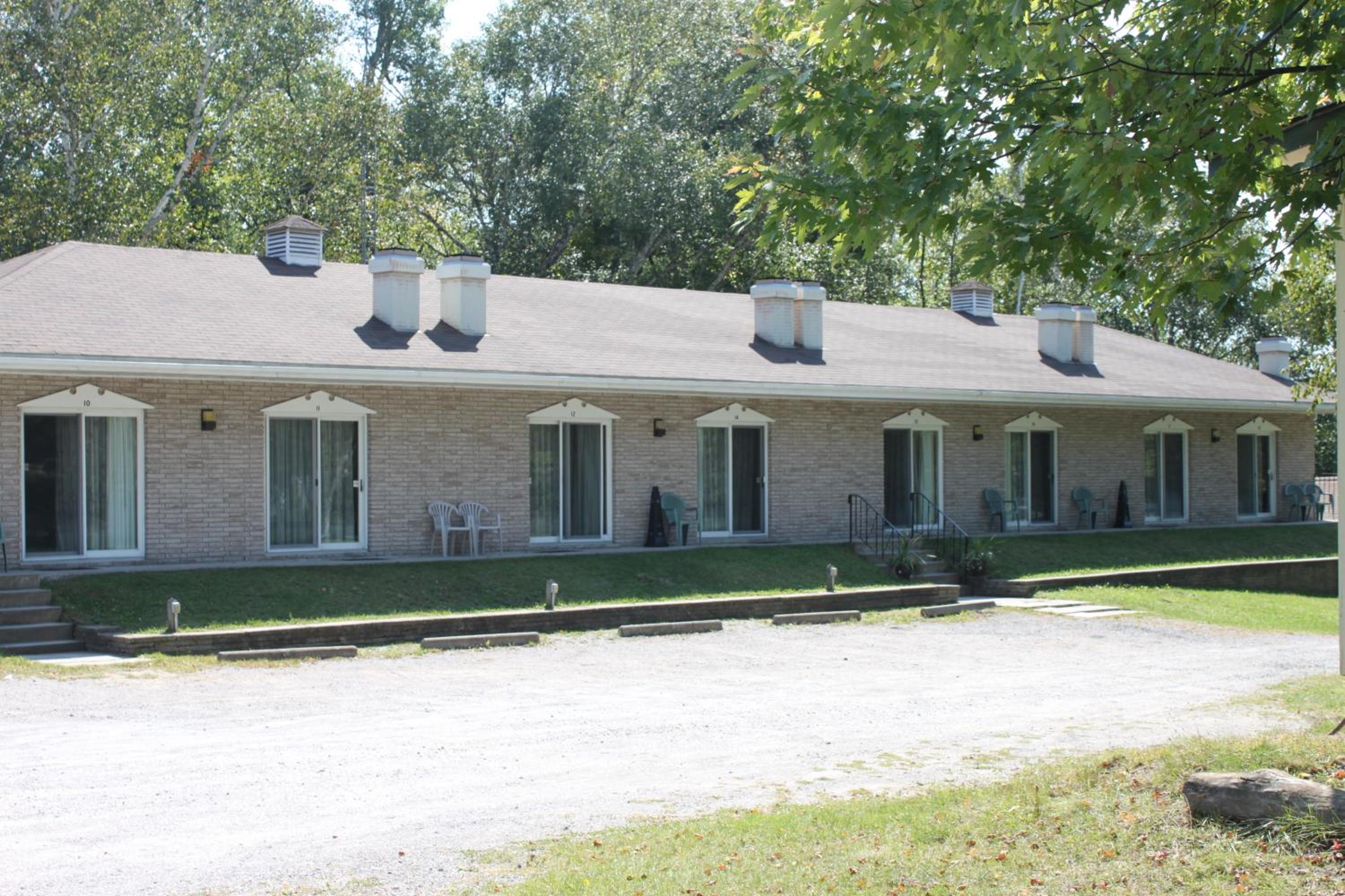 Colonial Bay Motel and Cottages