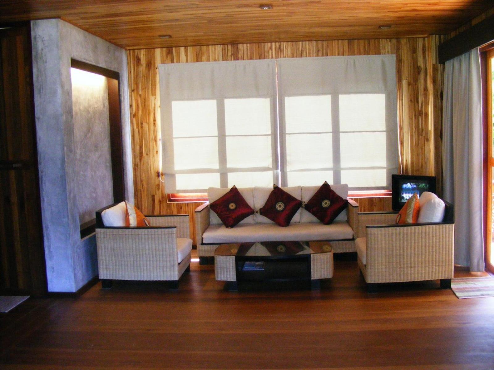Baan Banyan Villa, wood house short walk to Mae Nam beach