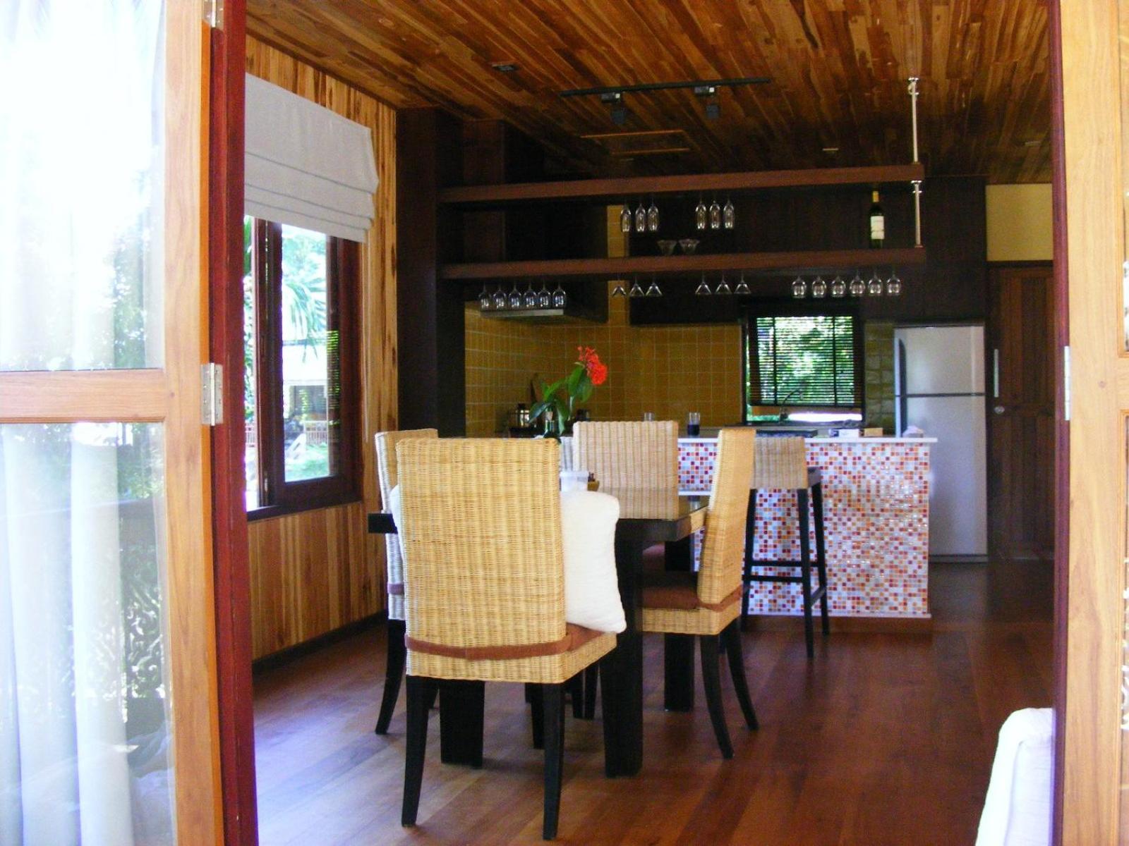 Baan Banyan Villa, wood house short walk to Mae Nam beach