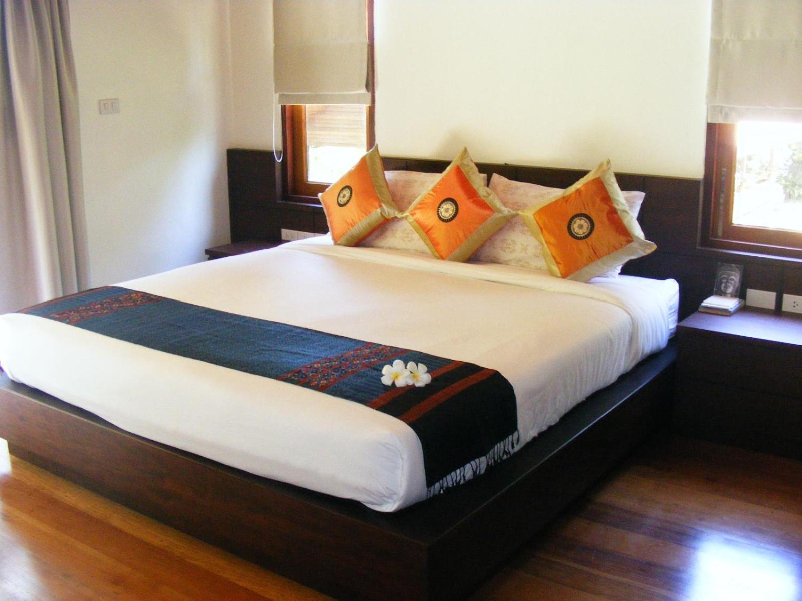 Baan Banyan Villa, wood house short walk to Mae Nam beach