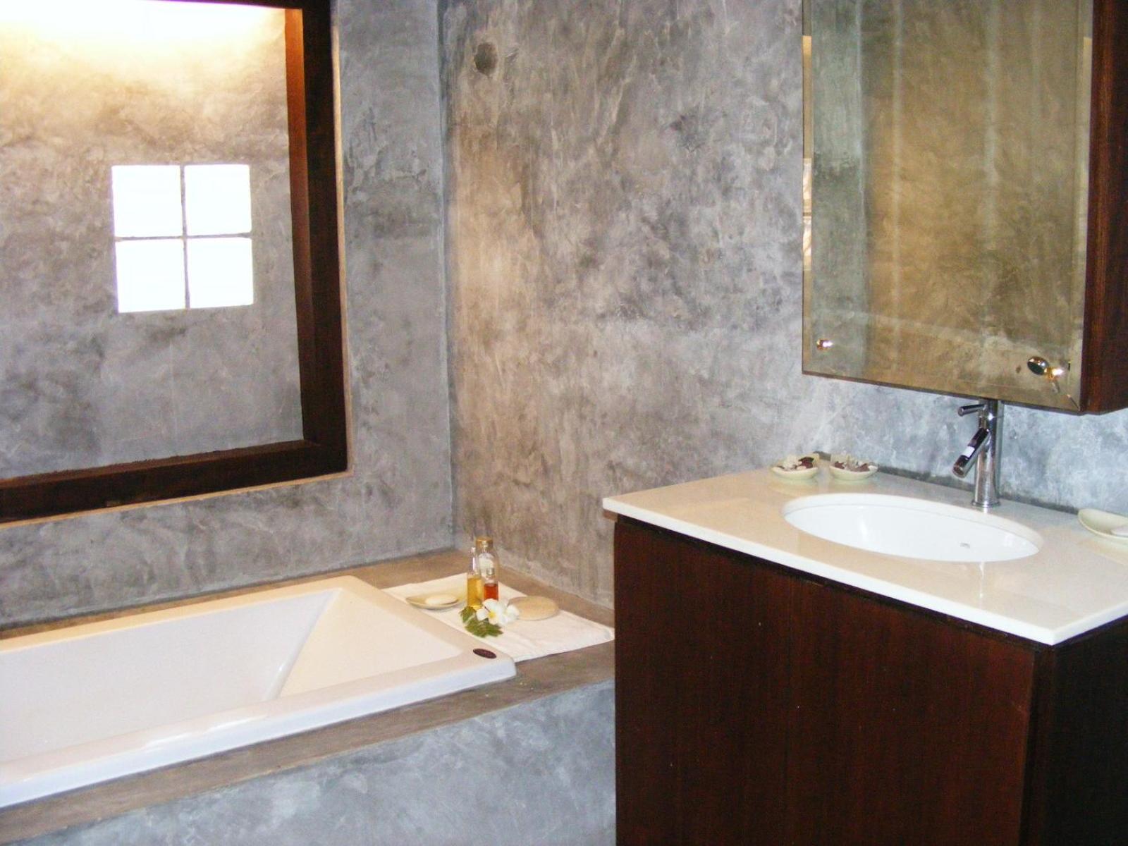 Baan Banyan Villa, wood house short walk to Mae Nam beach