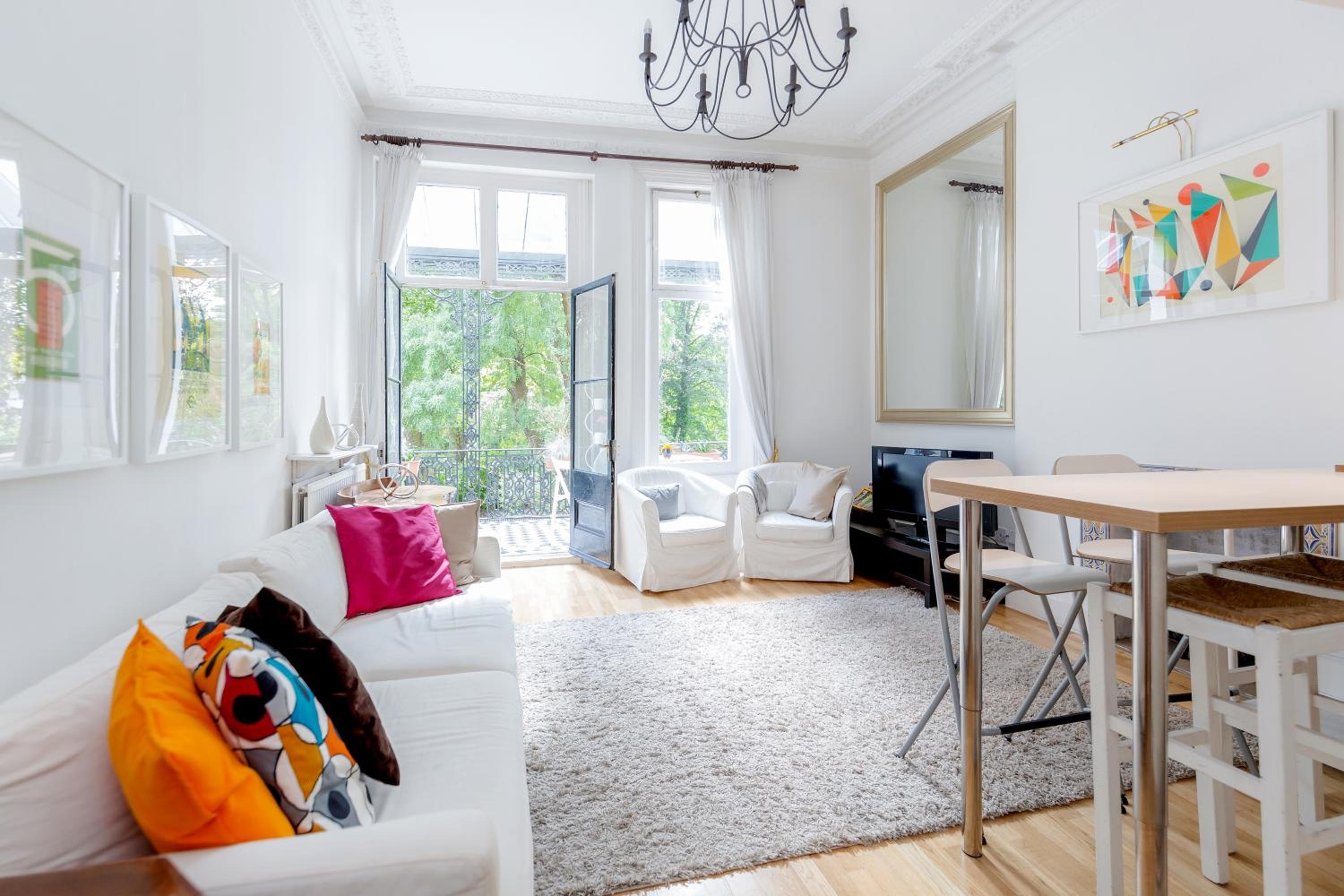 Earls Court Apartments by BaseToGo