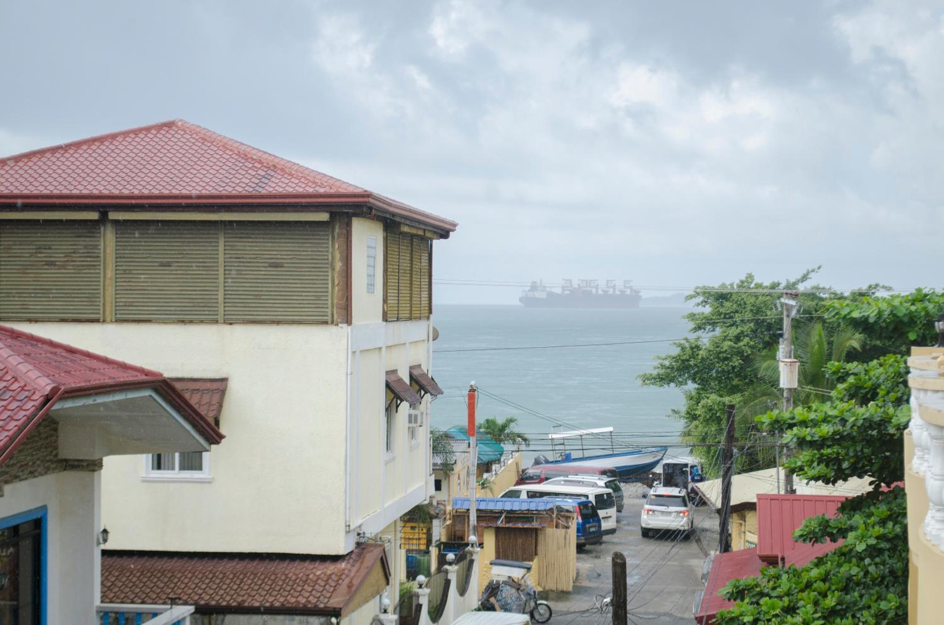 Julz Tropical Apartments view 3