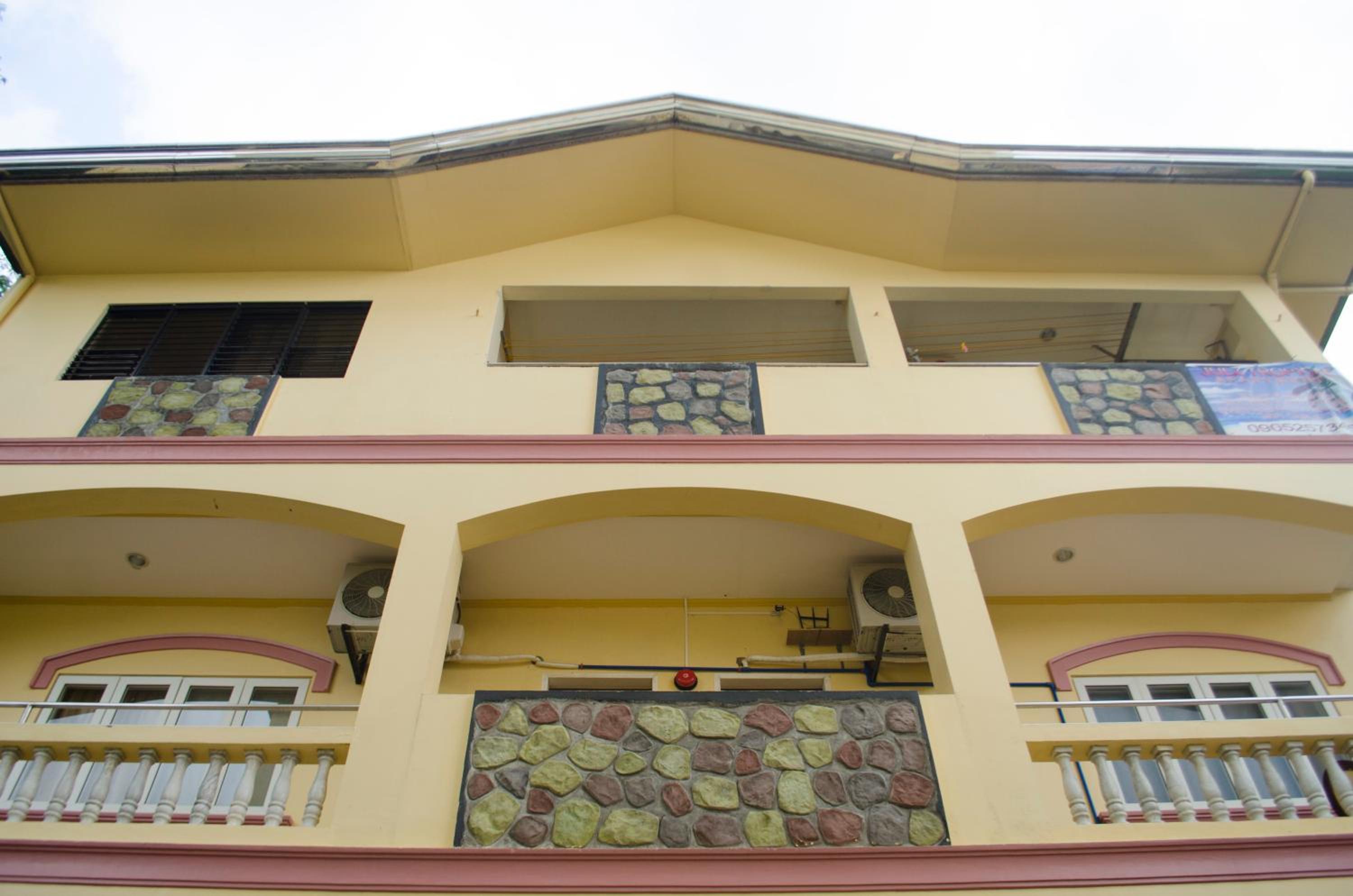 Julz Tropical Apartments view 4