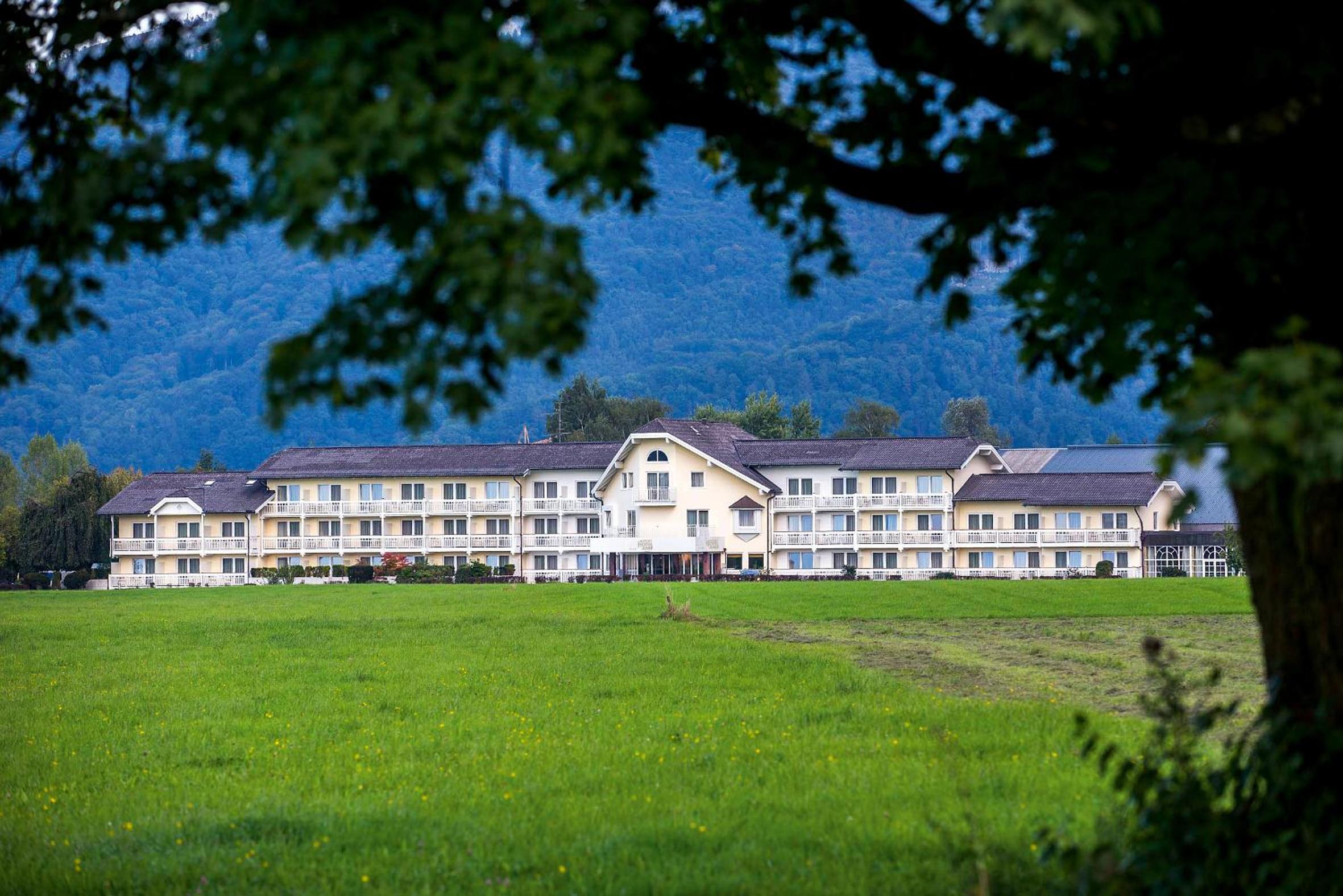 Hotel Momentum Hotel - Image 1