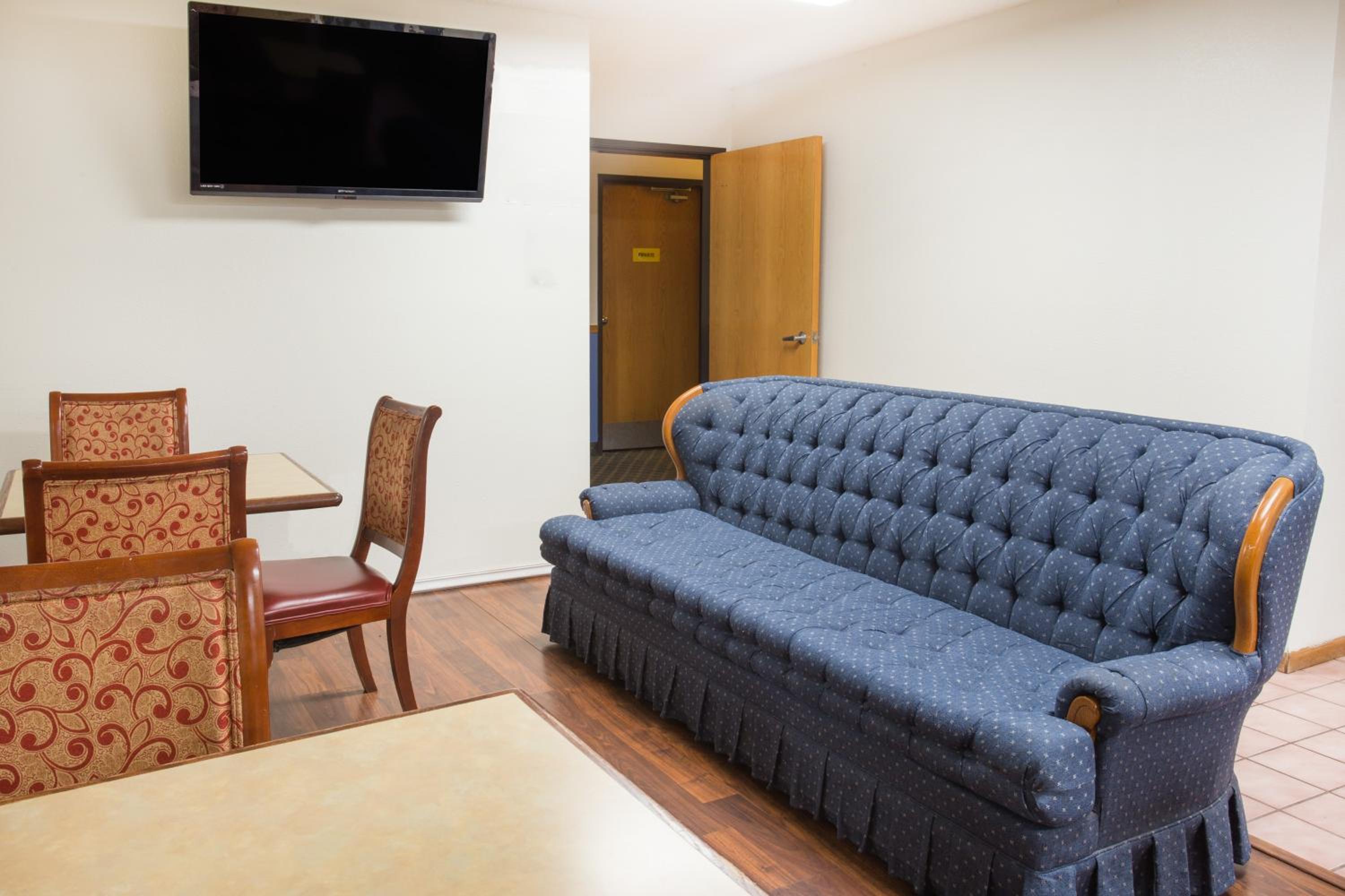 Super 8 by Wyndham Monmouth IL - Property Image 19