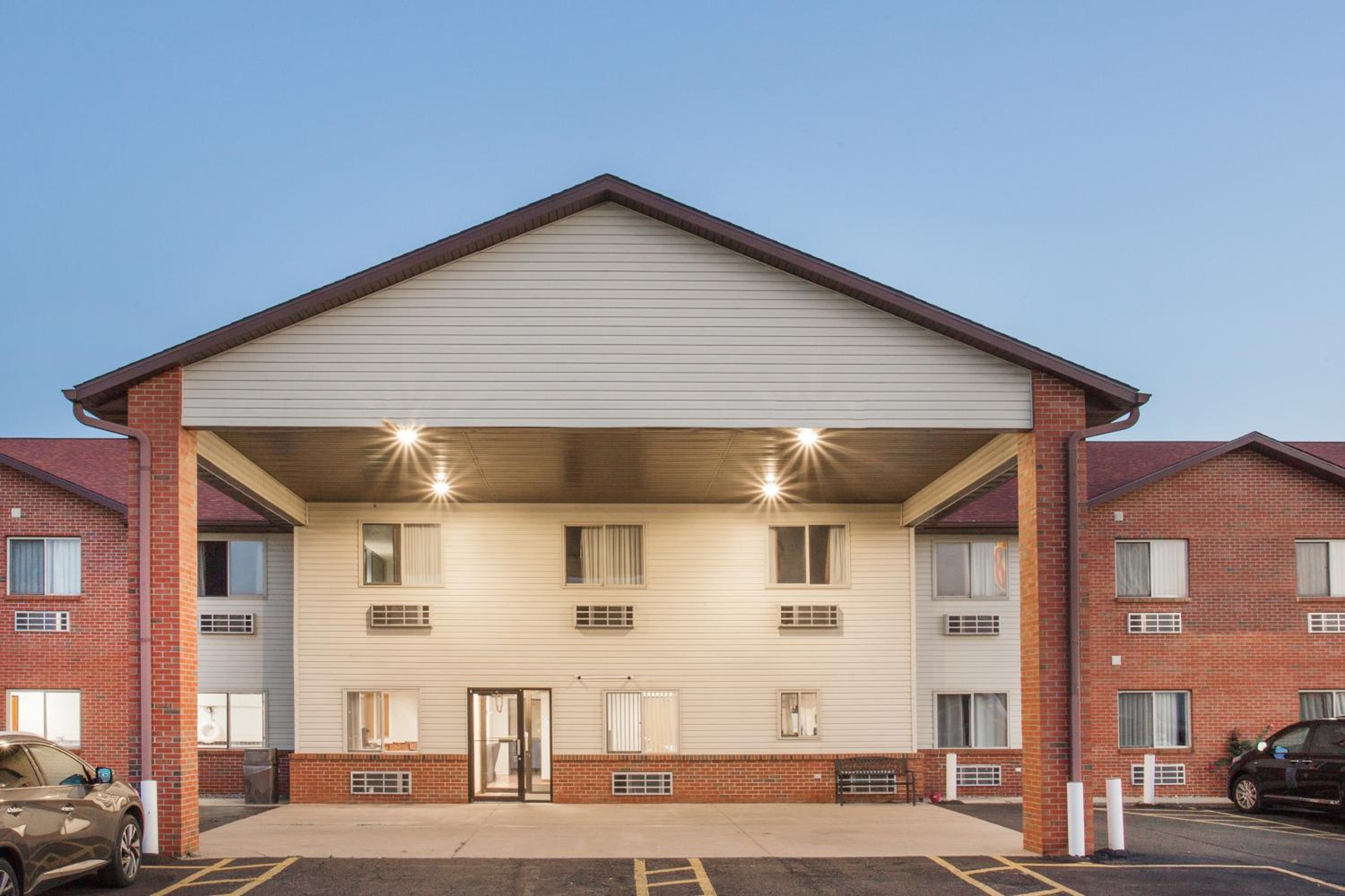 Super 8 by Wyndham Monmouth IL - Property Image 25