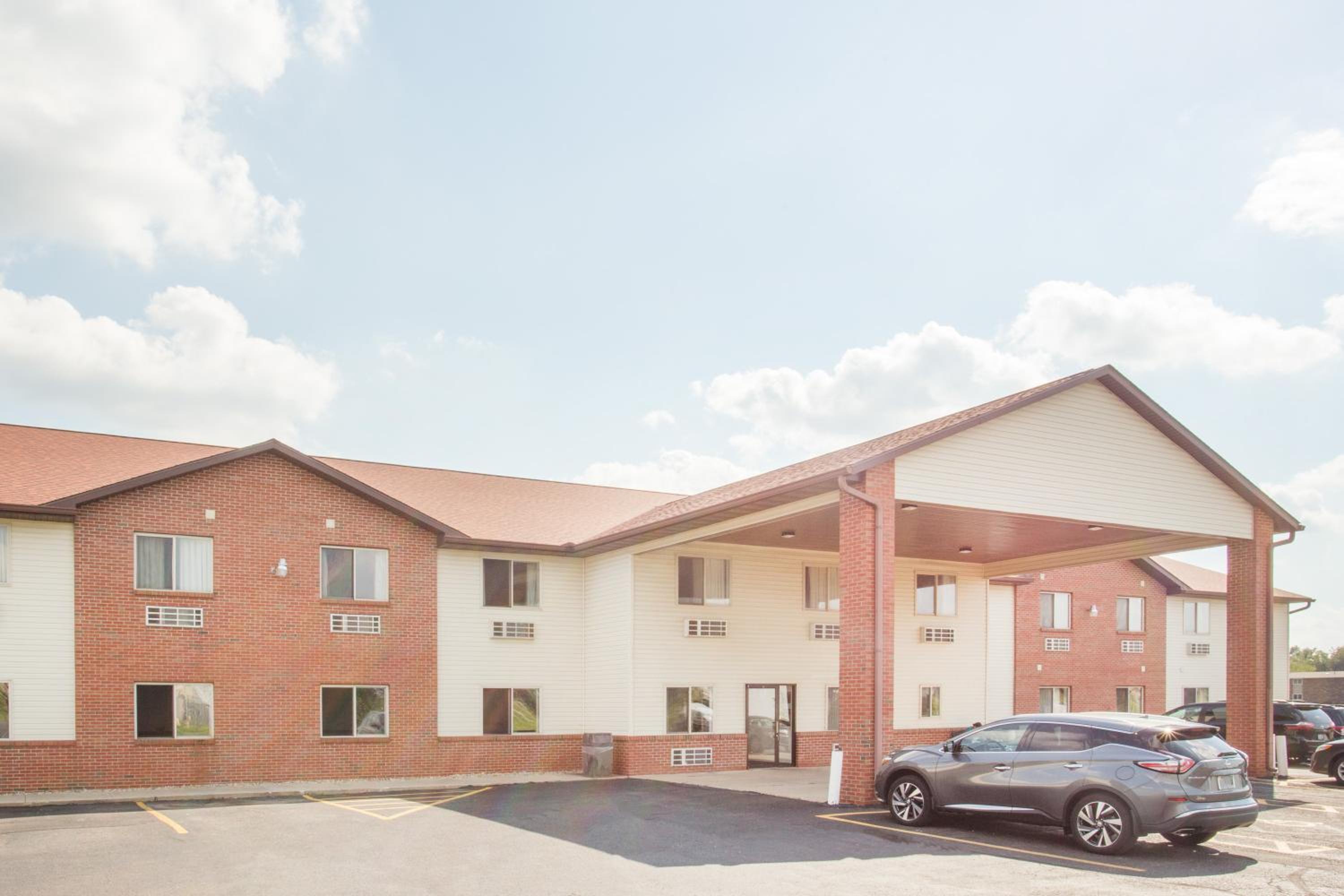 Super 8 by Wyndham Monmouth IL - Property Image 26