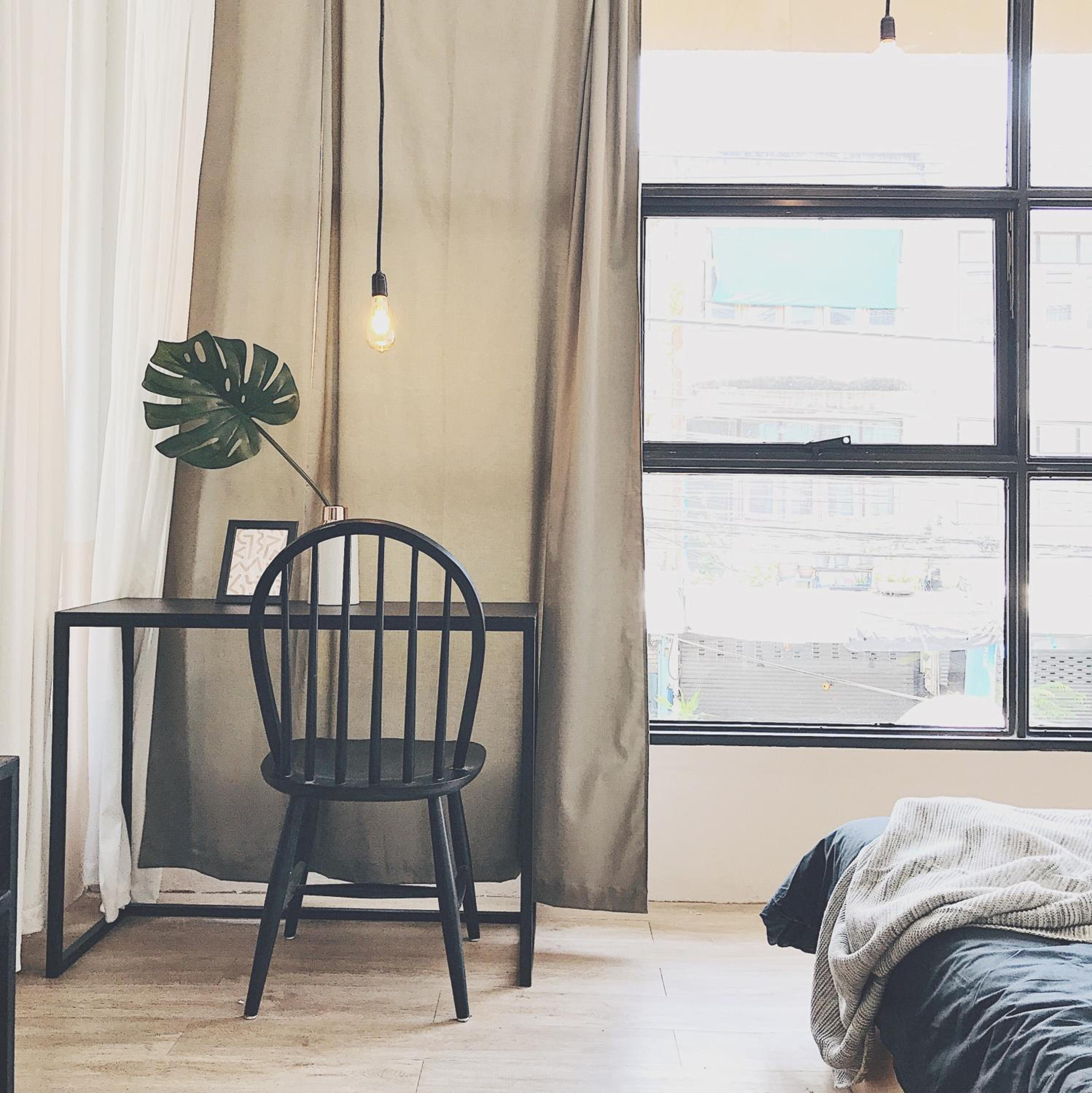 Beige Poshtels + Netflix