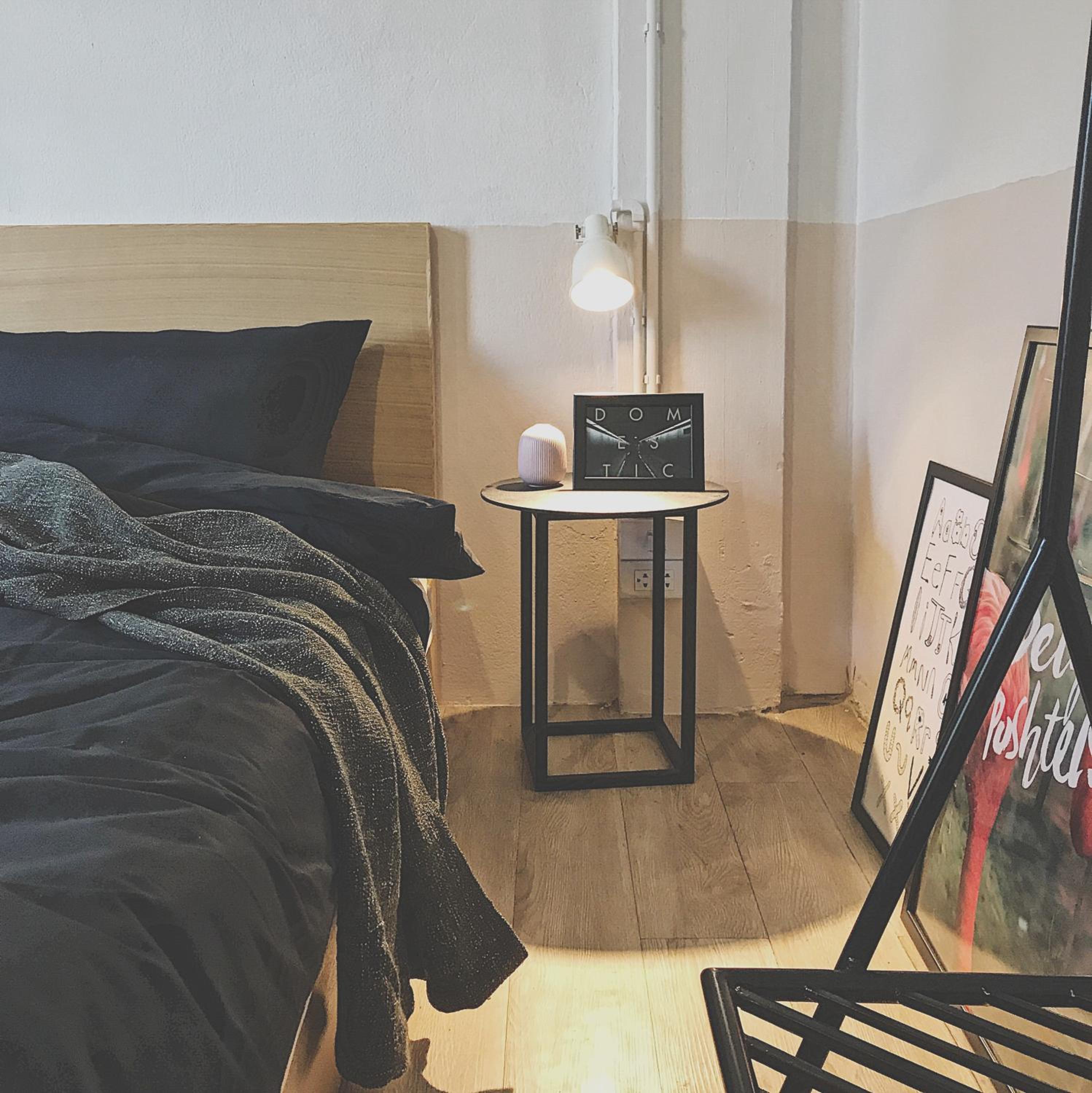 Beige Poshtels + Netflix