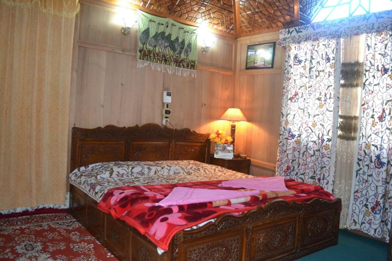 Houseboat Sweet Star