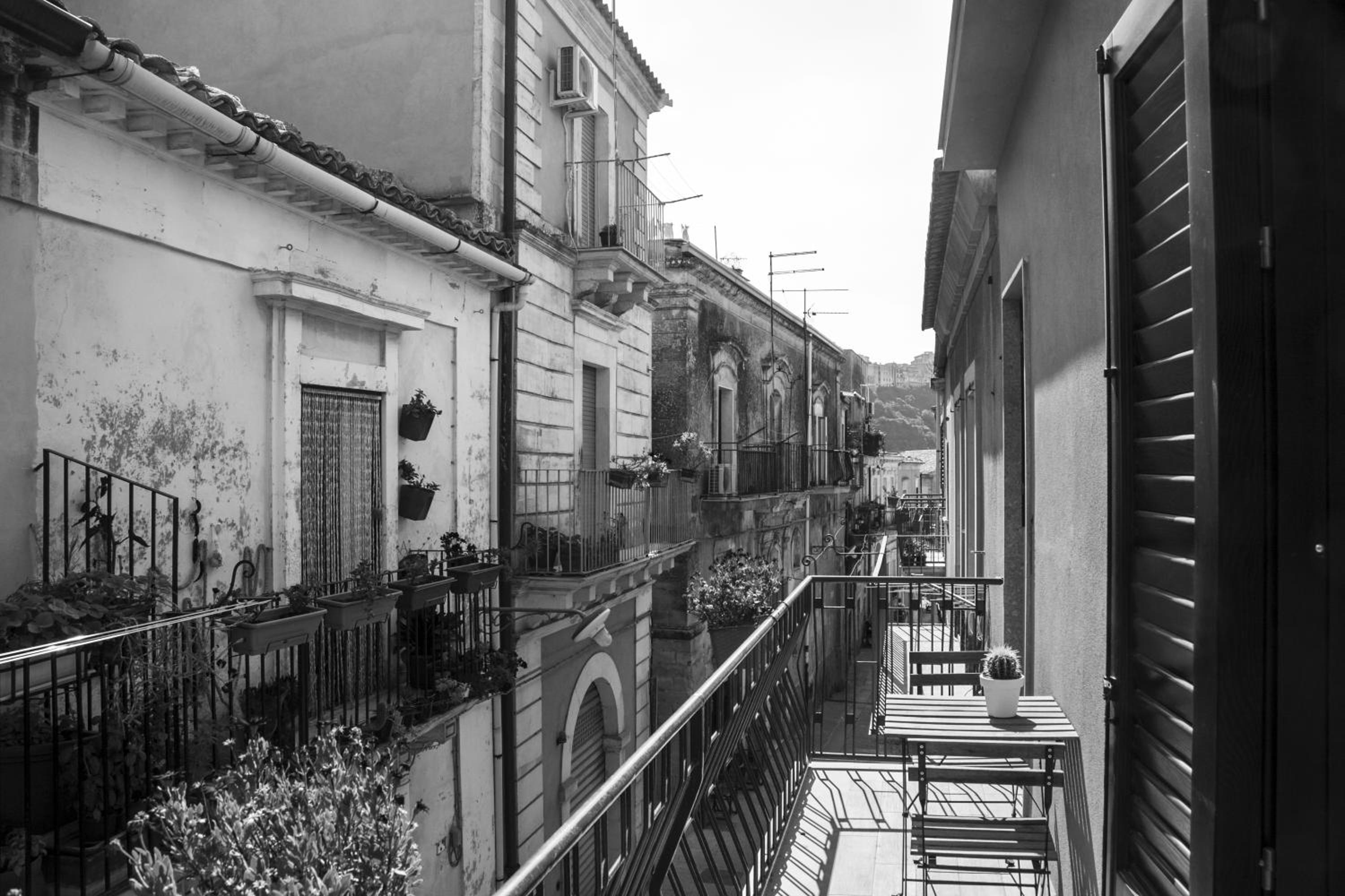 BFRAME Cornice Barocca en Ragusa — balance & terrace