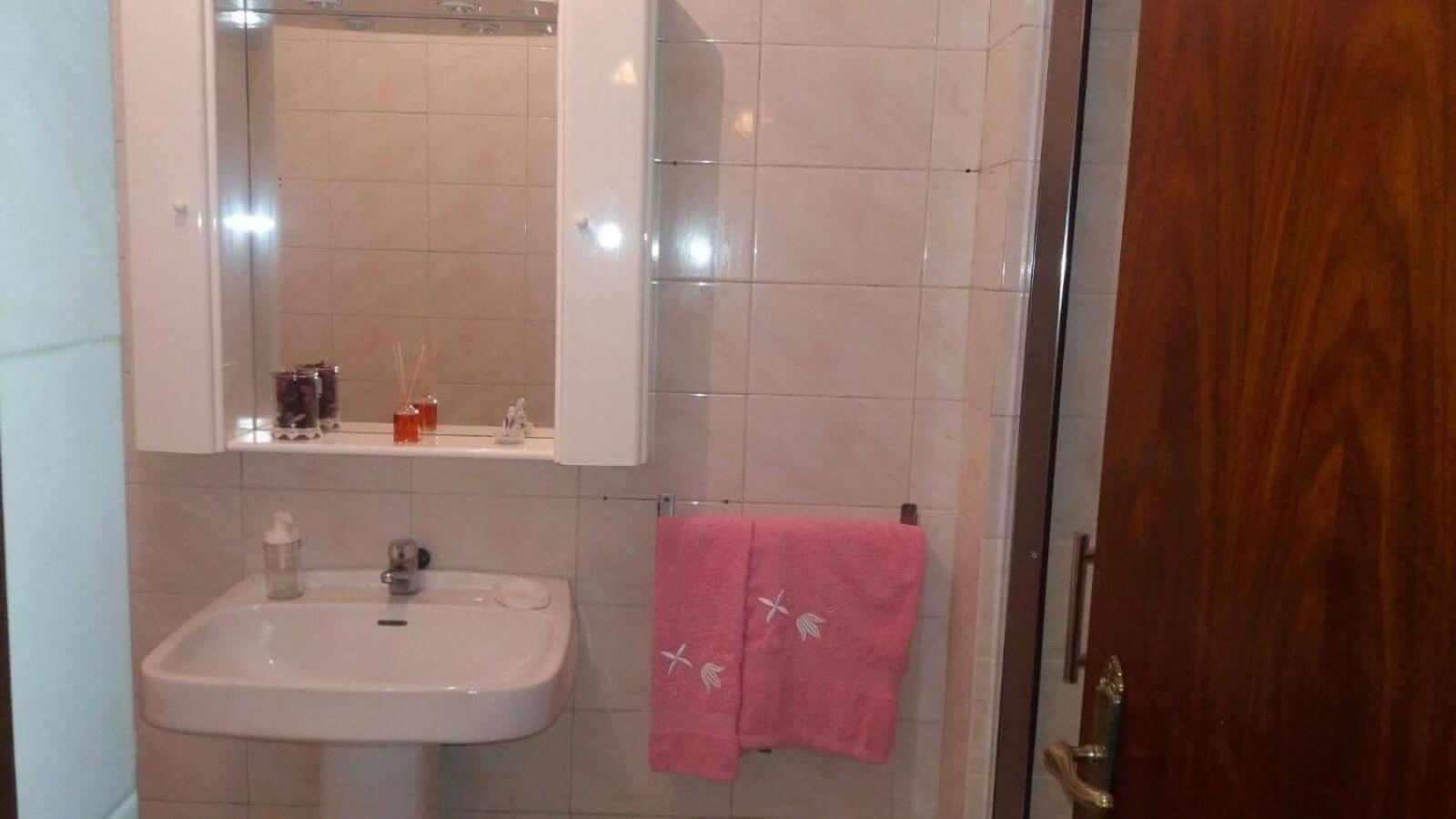 Quarto com 4 camas (Beliches+ 1 Sofá-cama) - Image 4