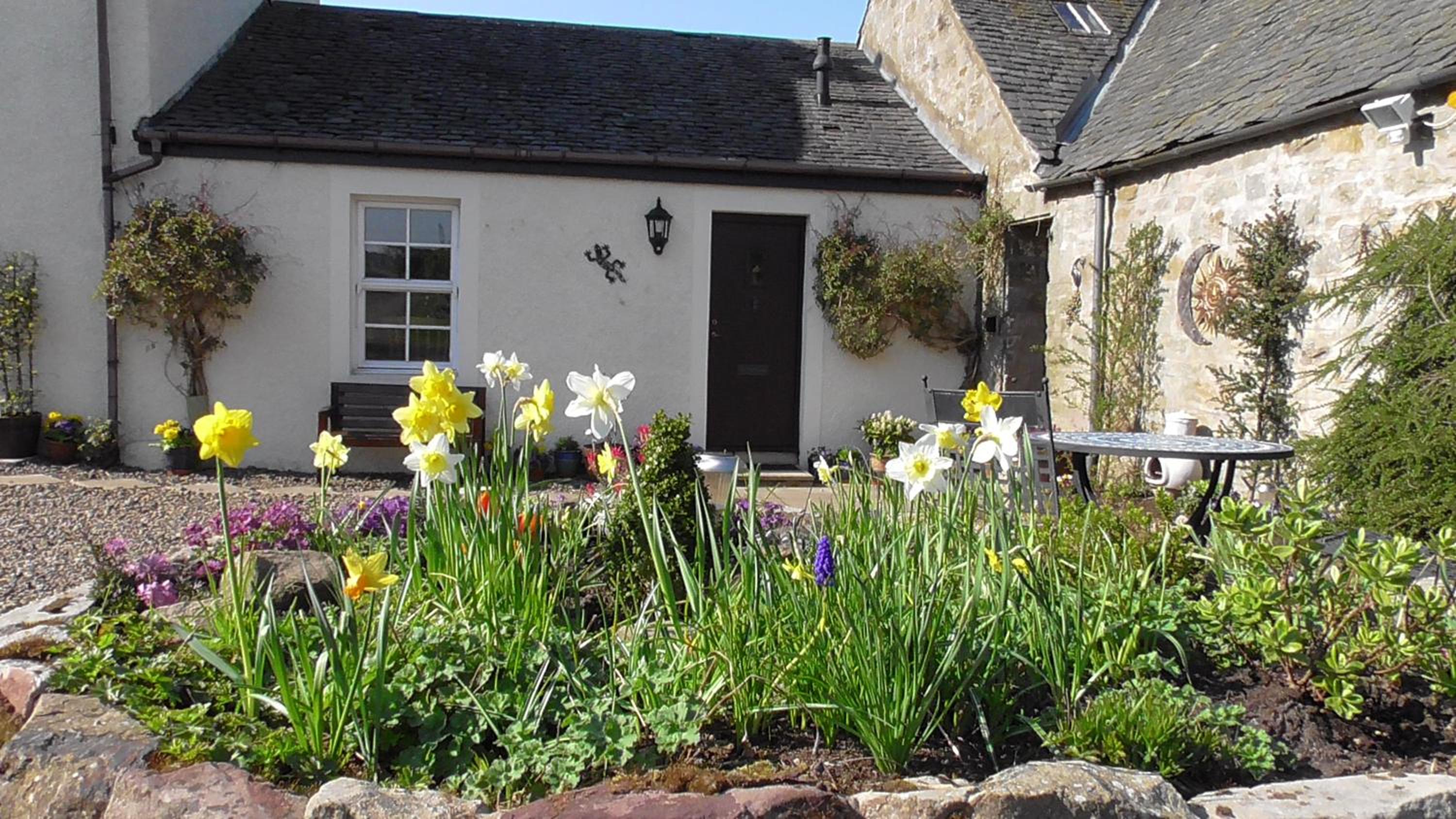 Midkinleith Farm Holiday Cottage view 2