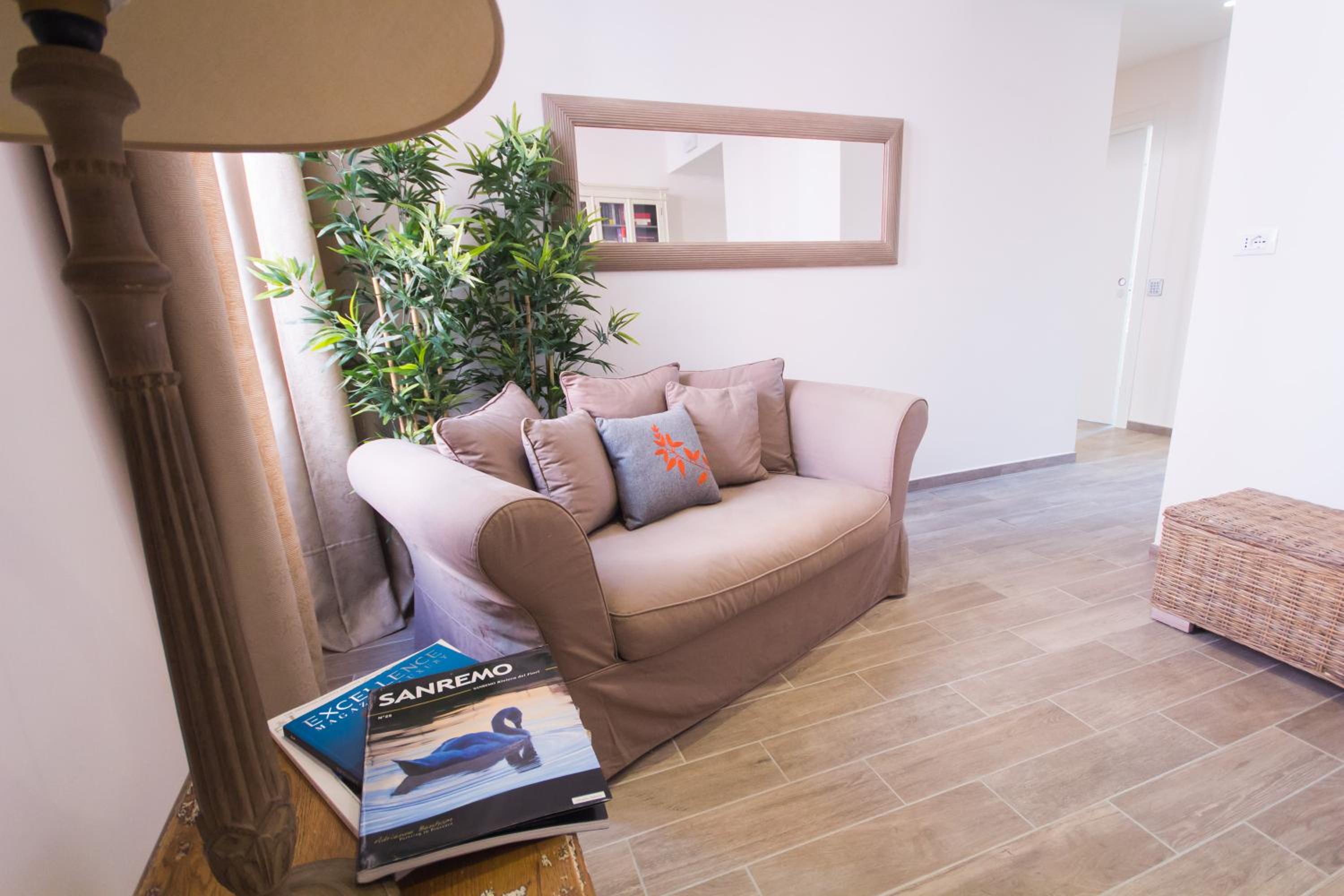 Hotel Emily Rooms - Image 1