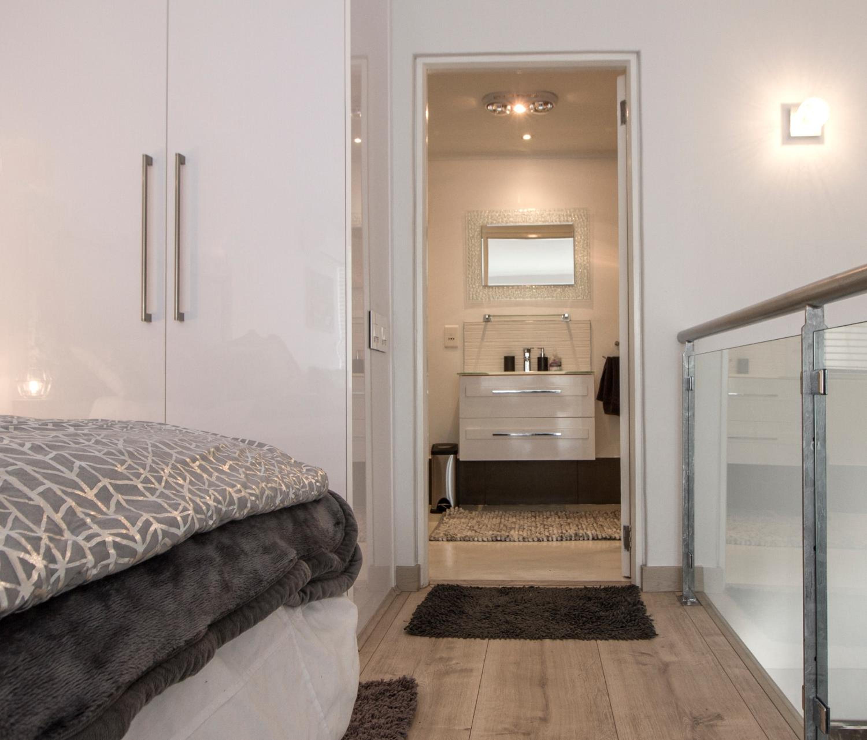 Trendy, Modern City Centre Apartment view 3