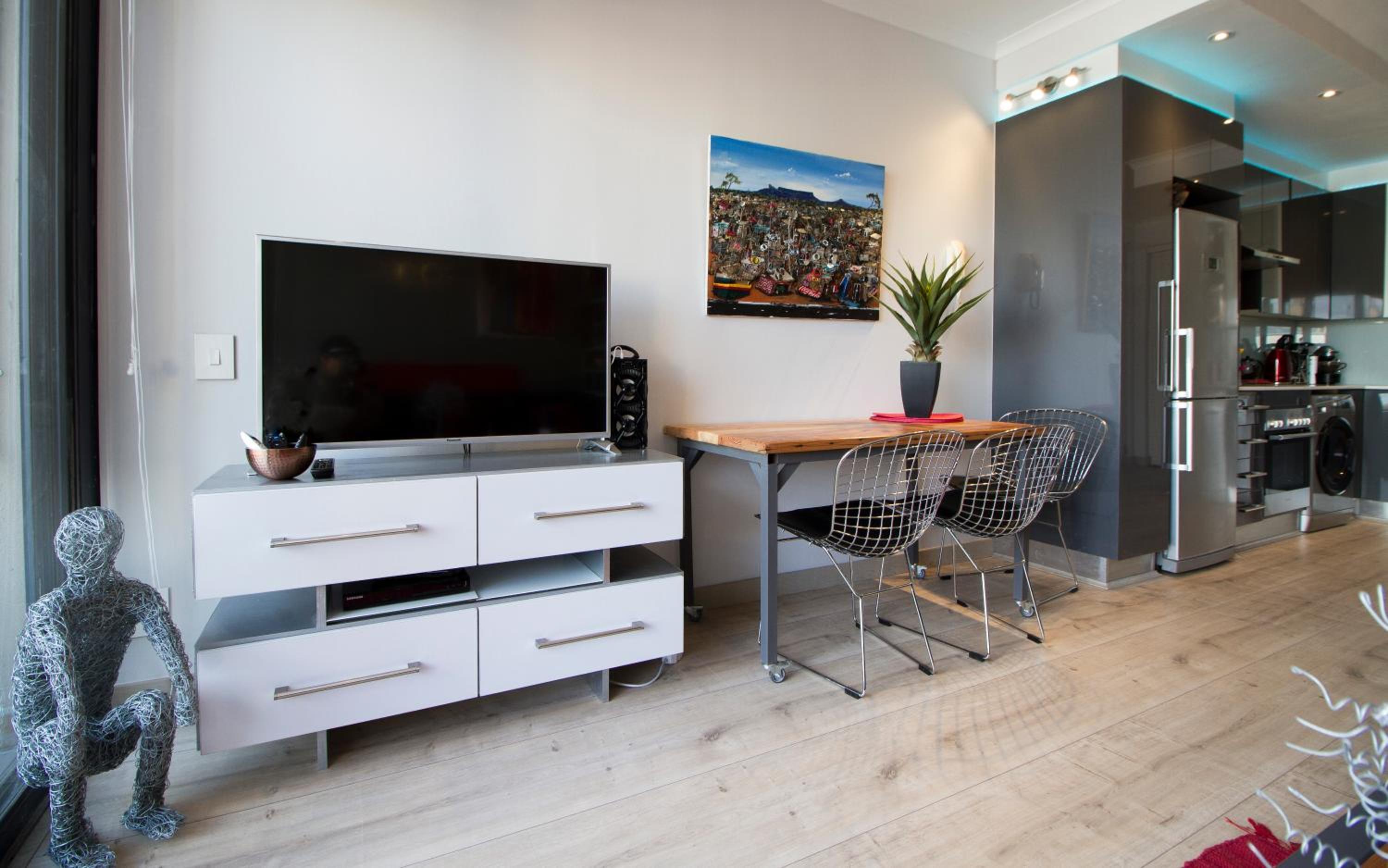 Trendy, Modern City Centre Apartment view 4