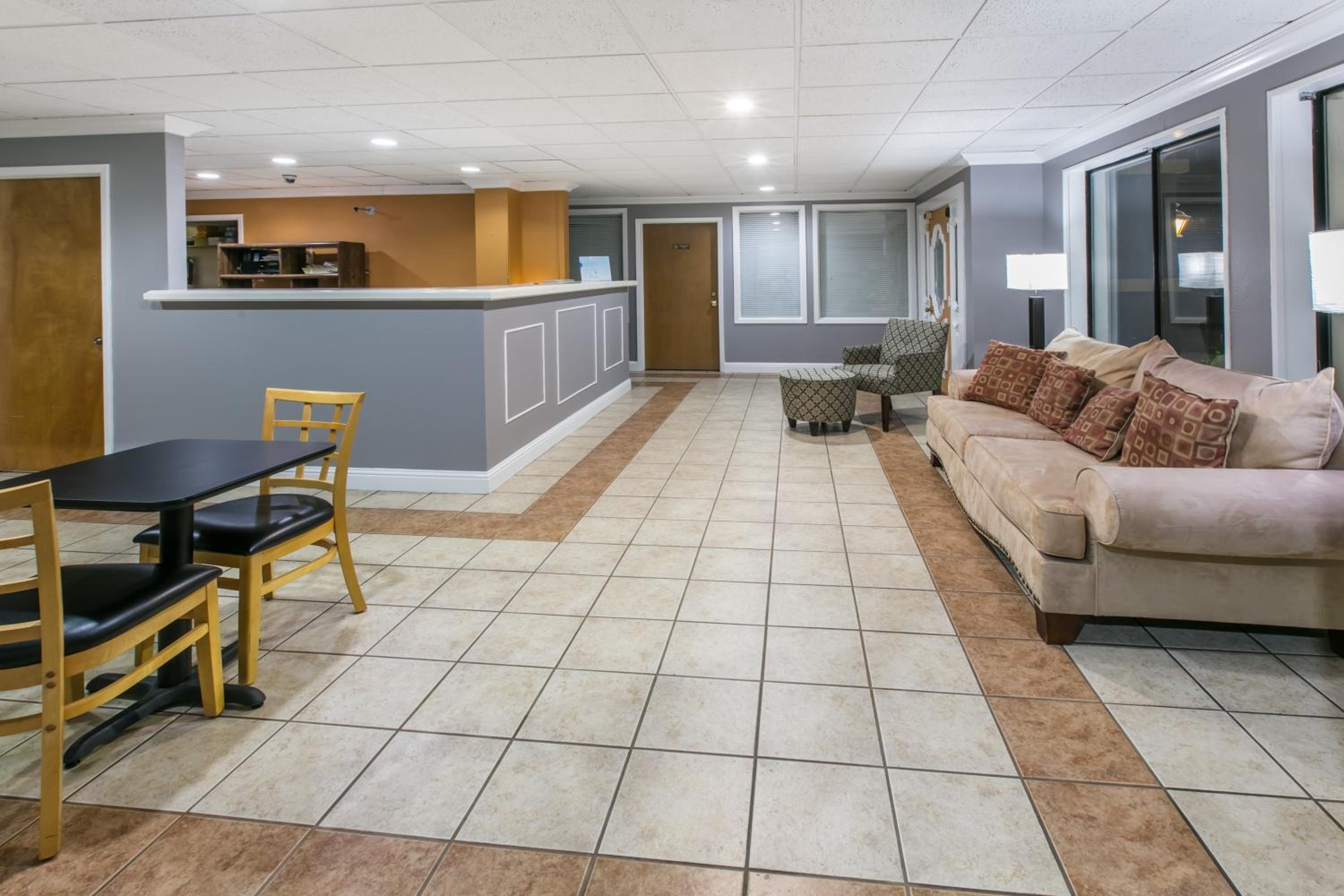 Longview Vacations - Knights Inn Longview - Property Image 30