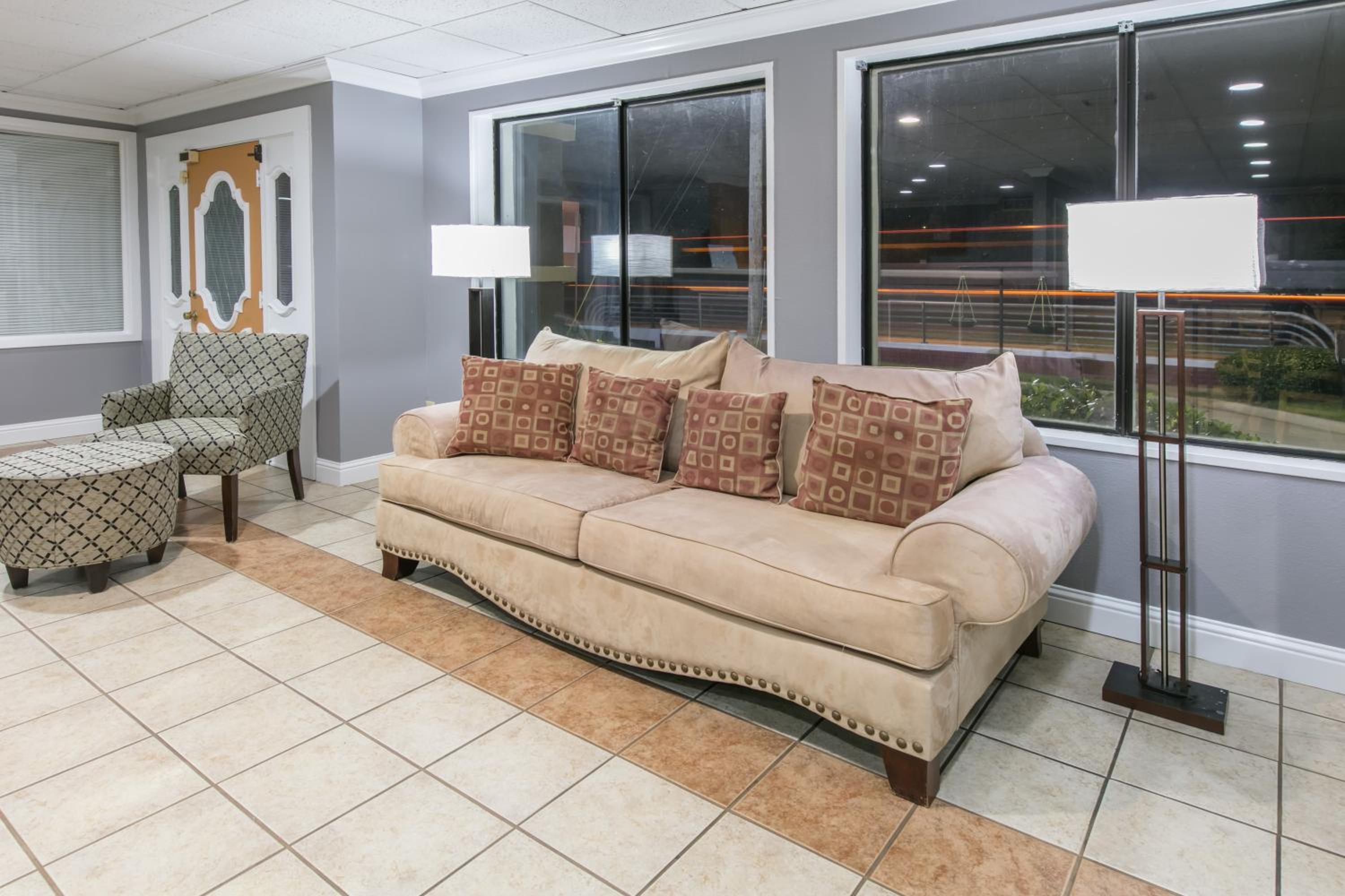 Marshall Vacations - Knights Inn Longview - Property Image 3