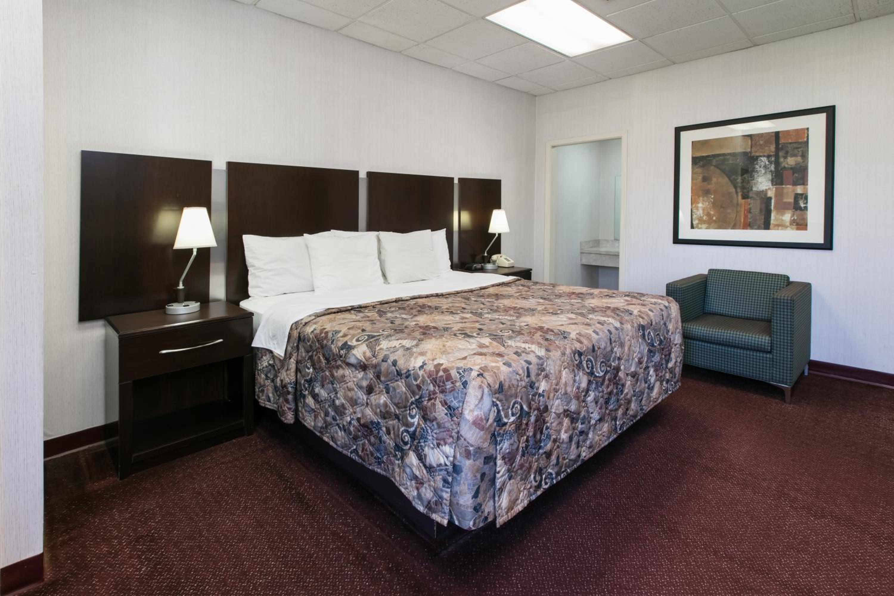 Longview Vacations - Knights Inn Longview - Property Image 22