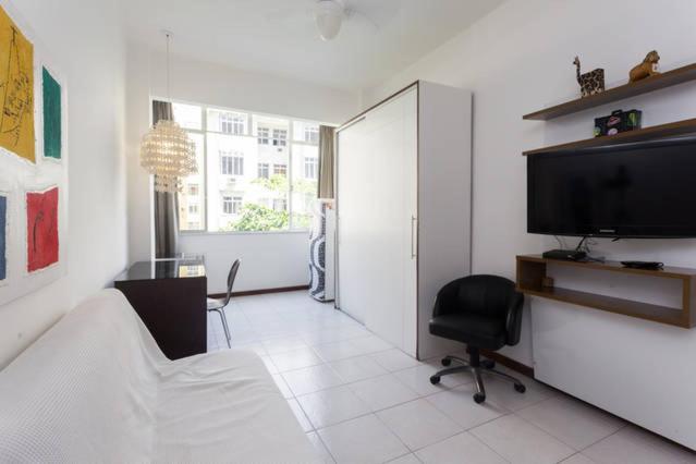 Apt reformado Copacabana lateral praia 815 view 5