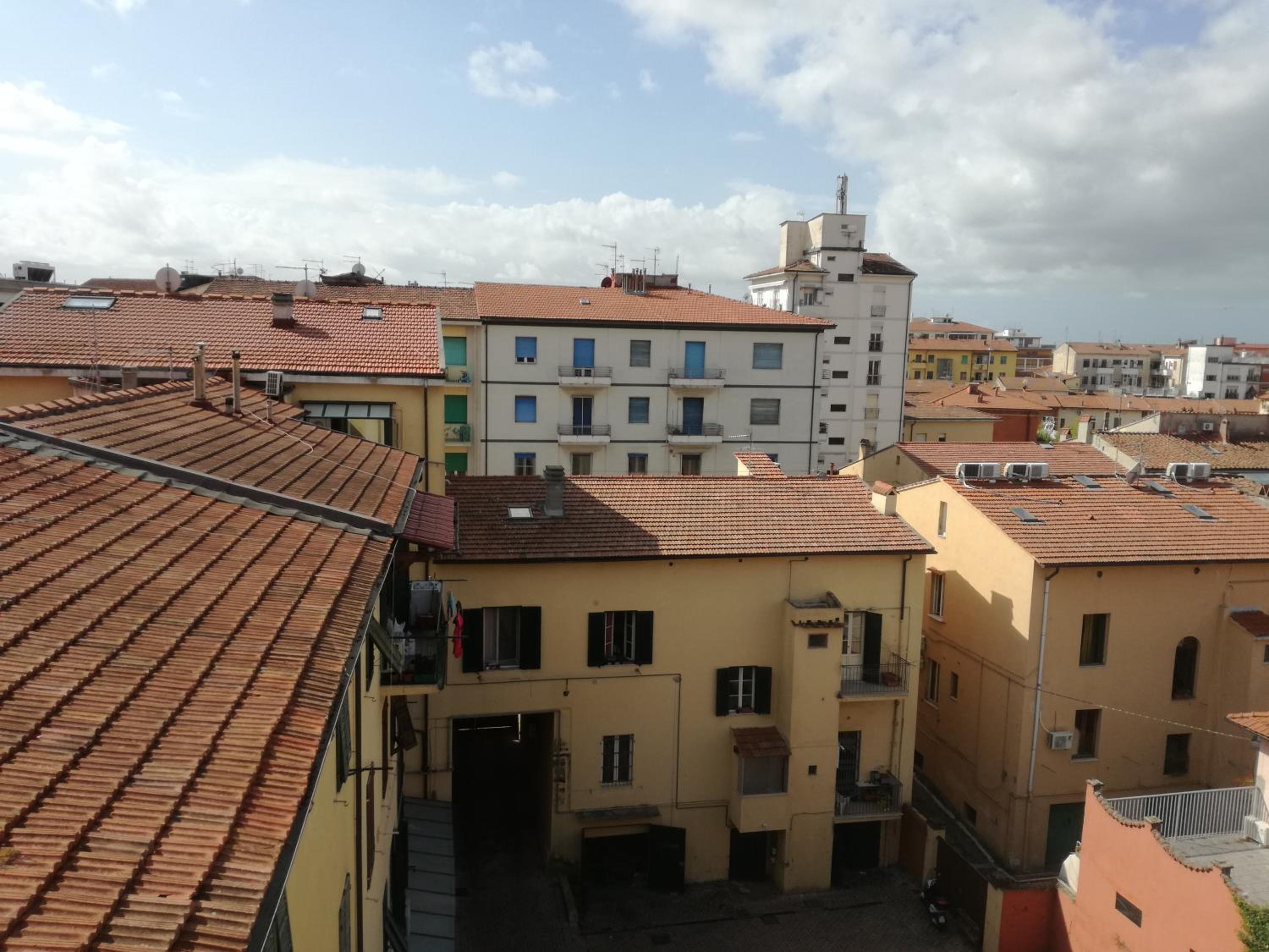 Treehouse - Spacious Private Rooms in Central Pisa Near Station & Airport view 5