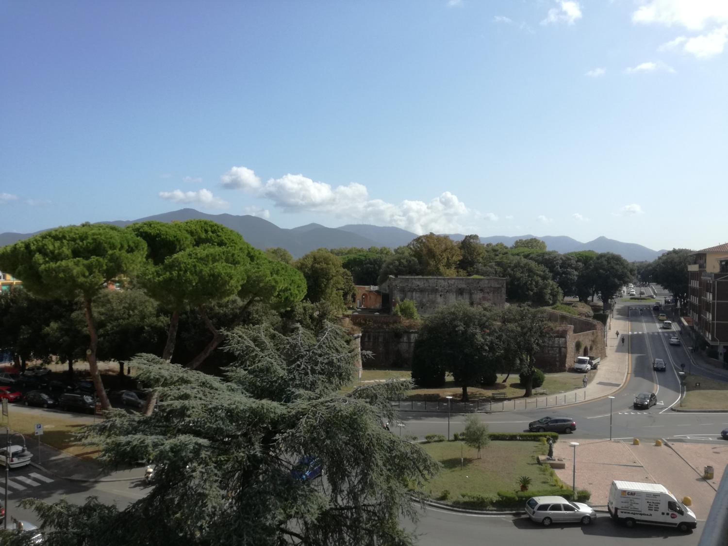 Treehouse - Spacious Private Rooms in Central Pisa Near Station & Airport view 3