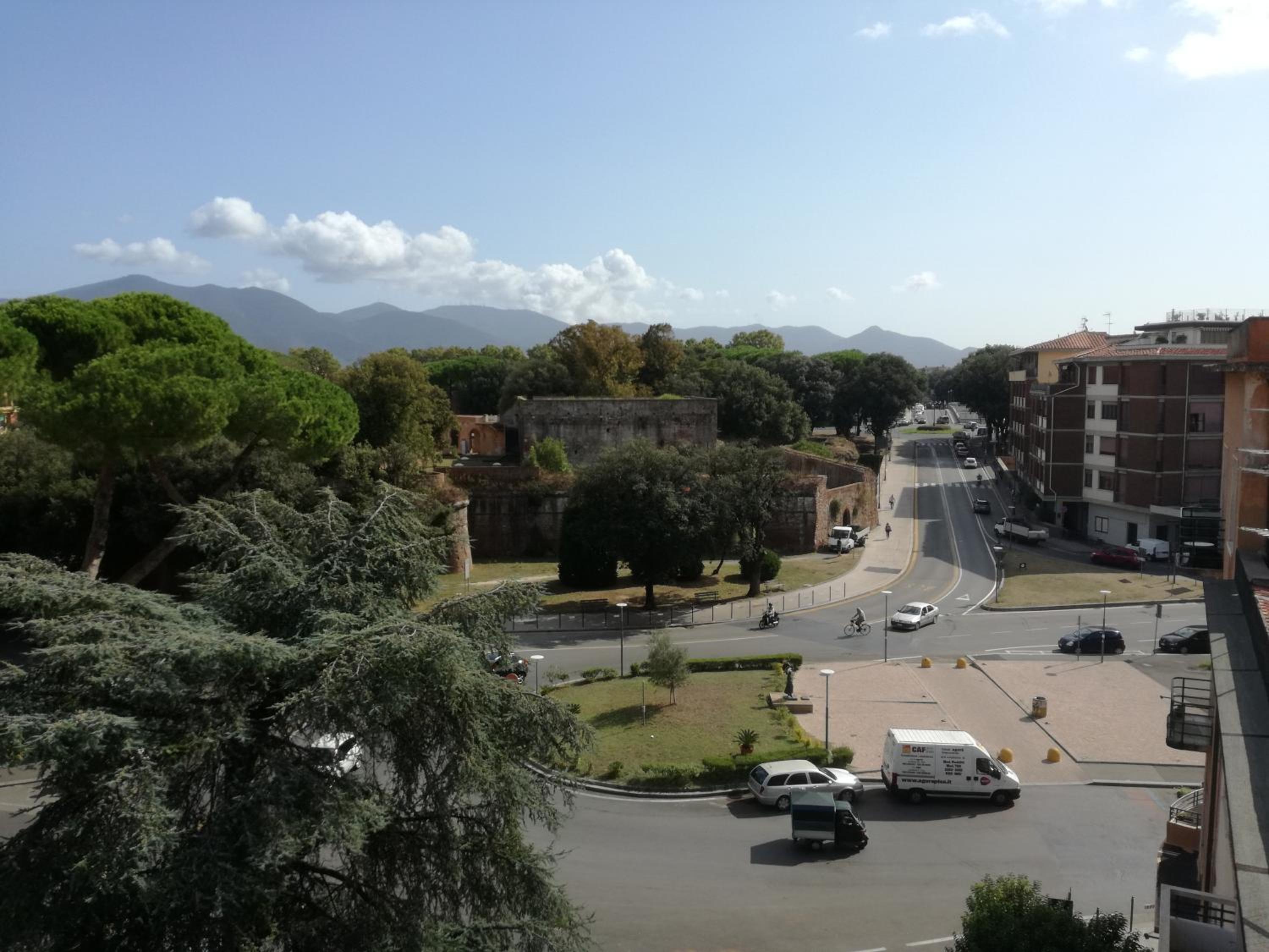 Treehouse - Spacious Private Rooms in Central Pisa Near Station & Airport view 4