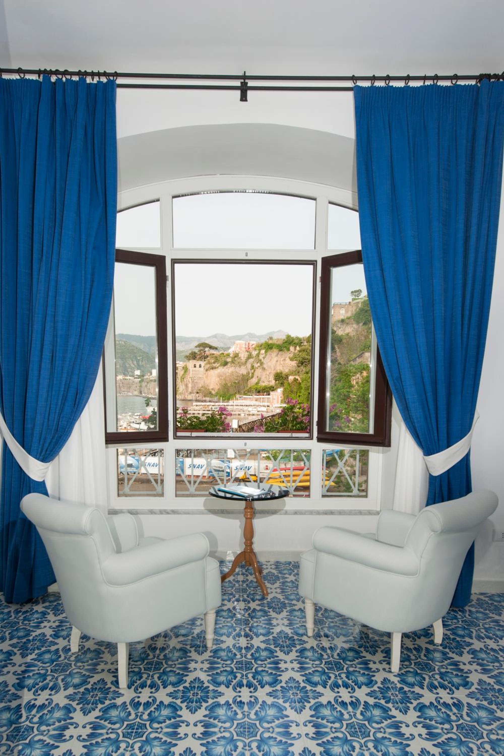 Surriento Suites en Sorrento — hotel room
