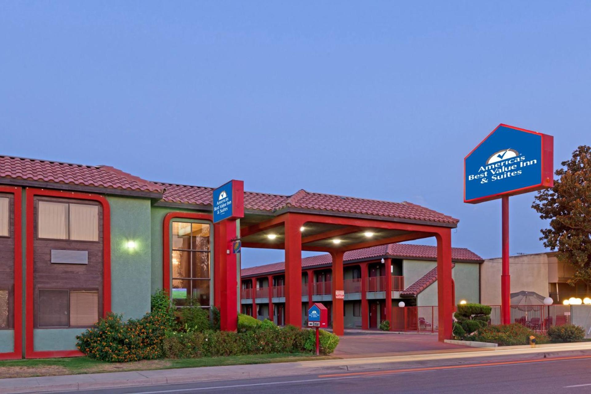 Hotel America's Best Value Inn & Suites Bakersfield Central - Image 1