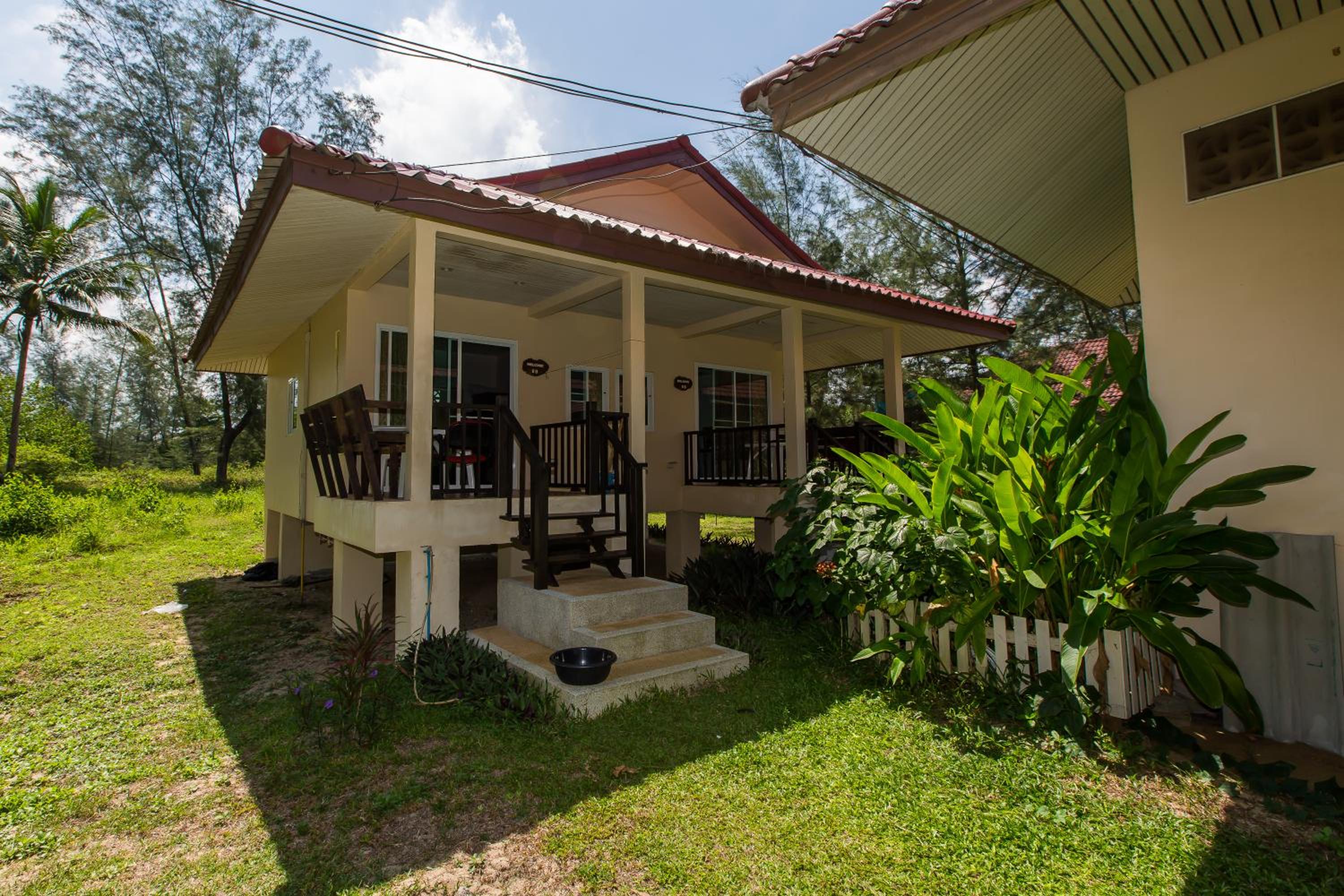 Hotel Pranee Beach Bungalows - Image 1