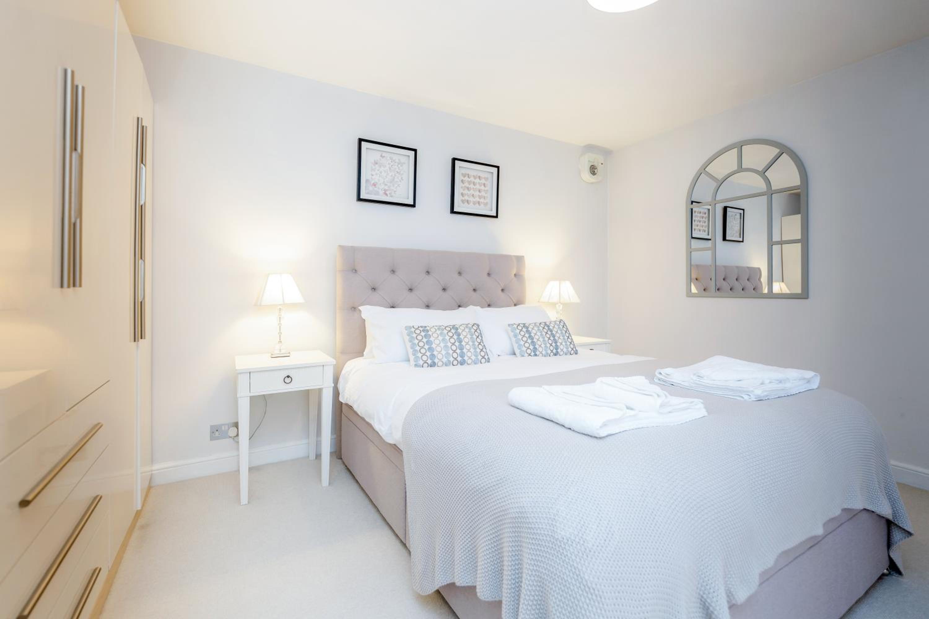 Putney 1 Bed Apartment by BaseToGo view 3