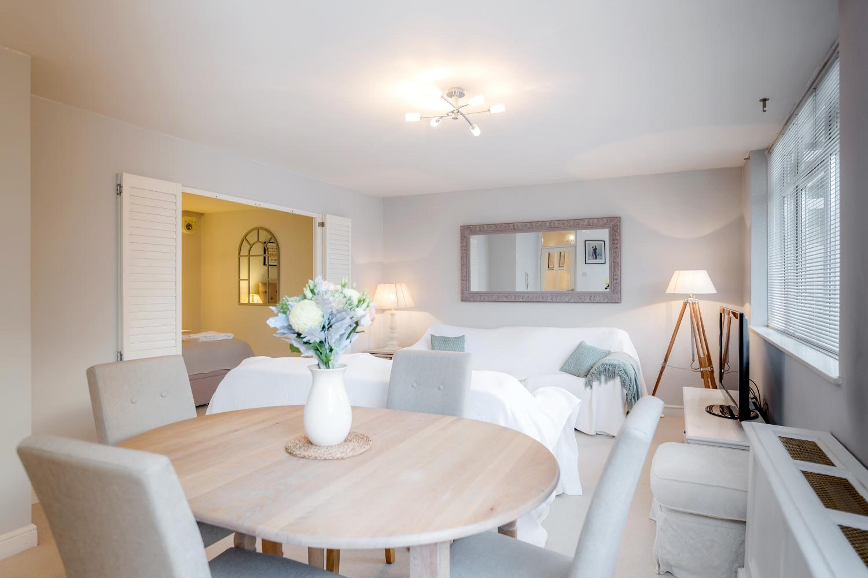 Putney 1 Bed Apartment by BaseToGo view 5