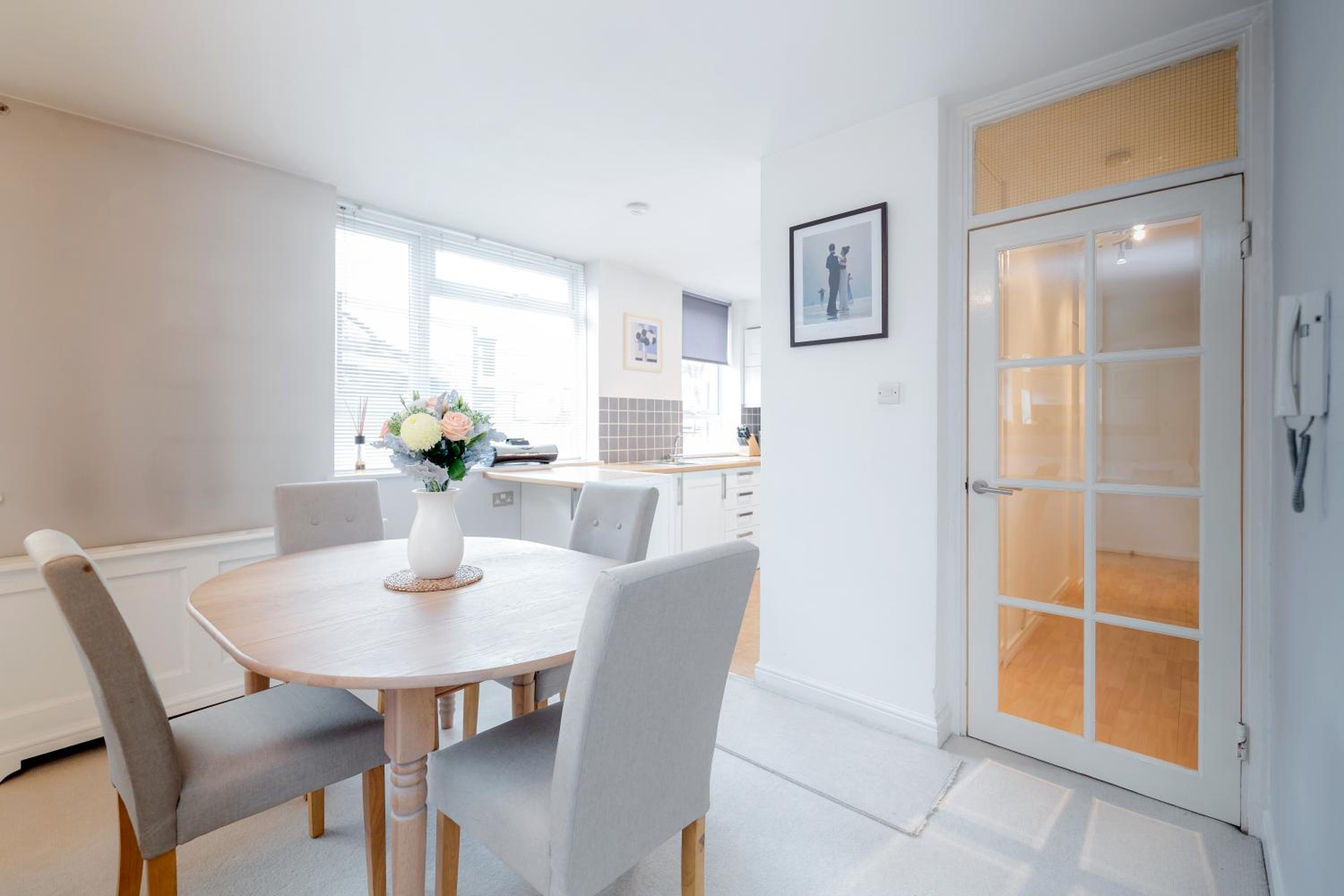 Putney 1 Bed Apartment by BaseToGo view 4