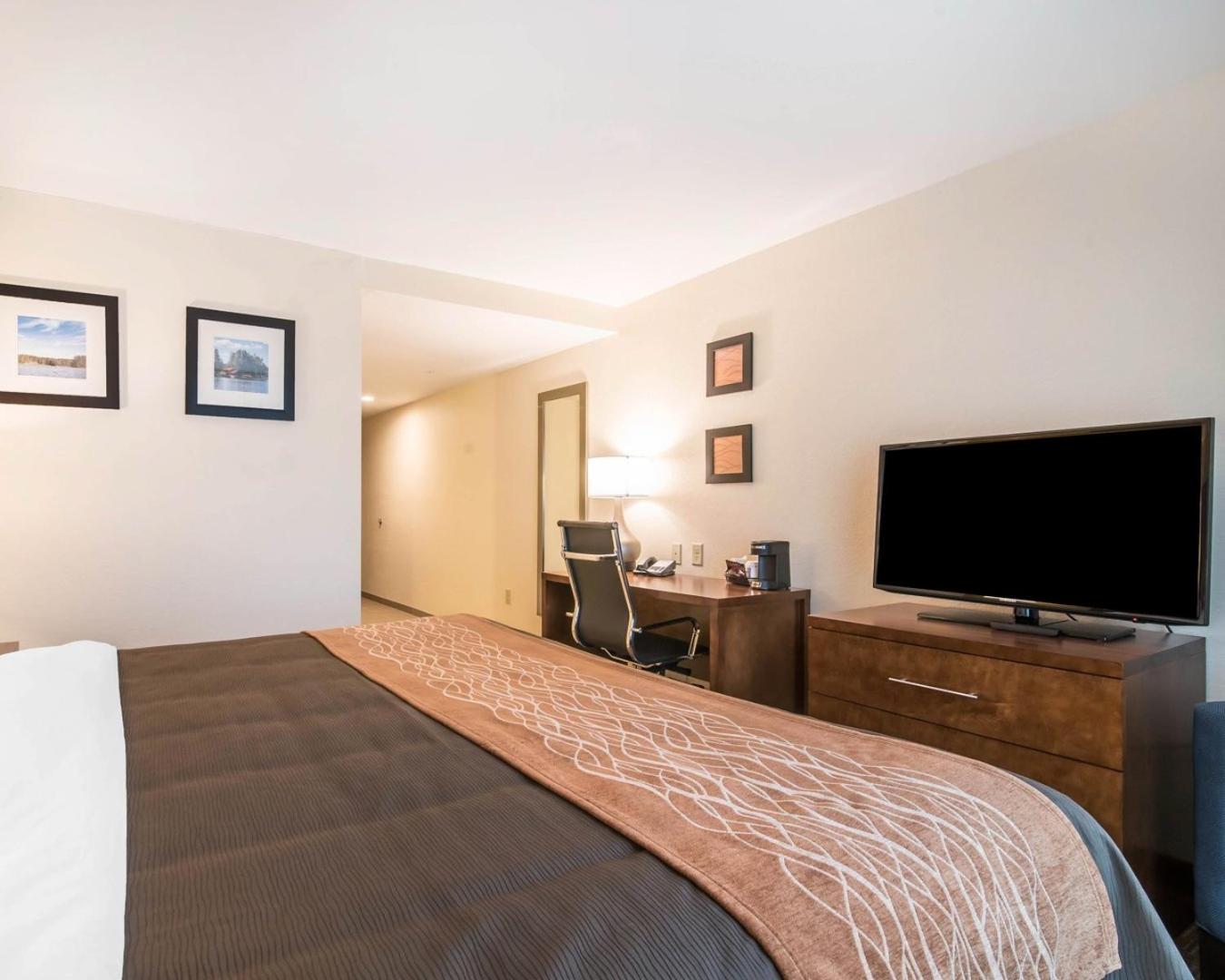 Brattleboro Vacations - Comfort Inn  Suites Brattleboro I-91 - Property Image 5