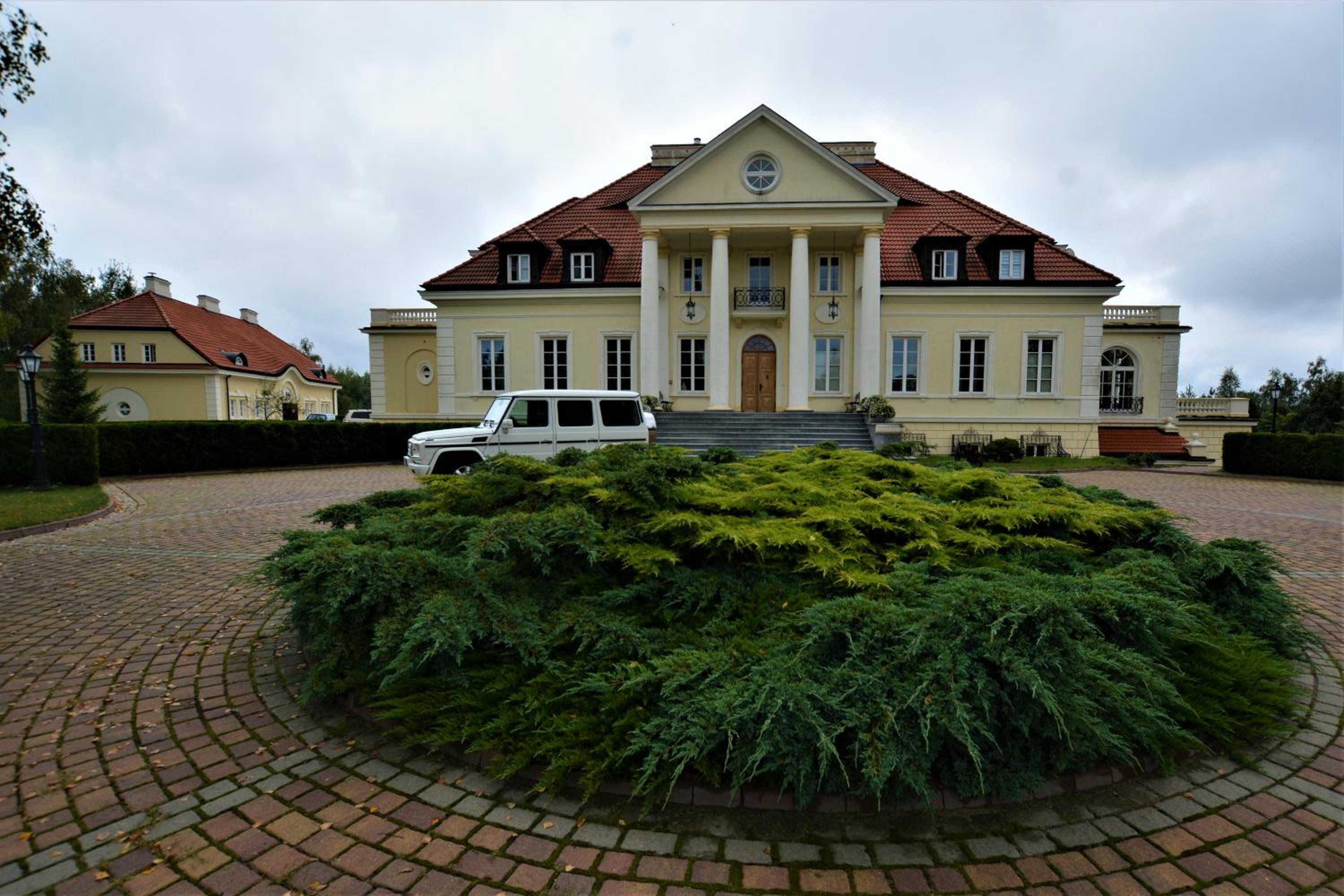Dwor Osieczek view 2