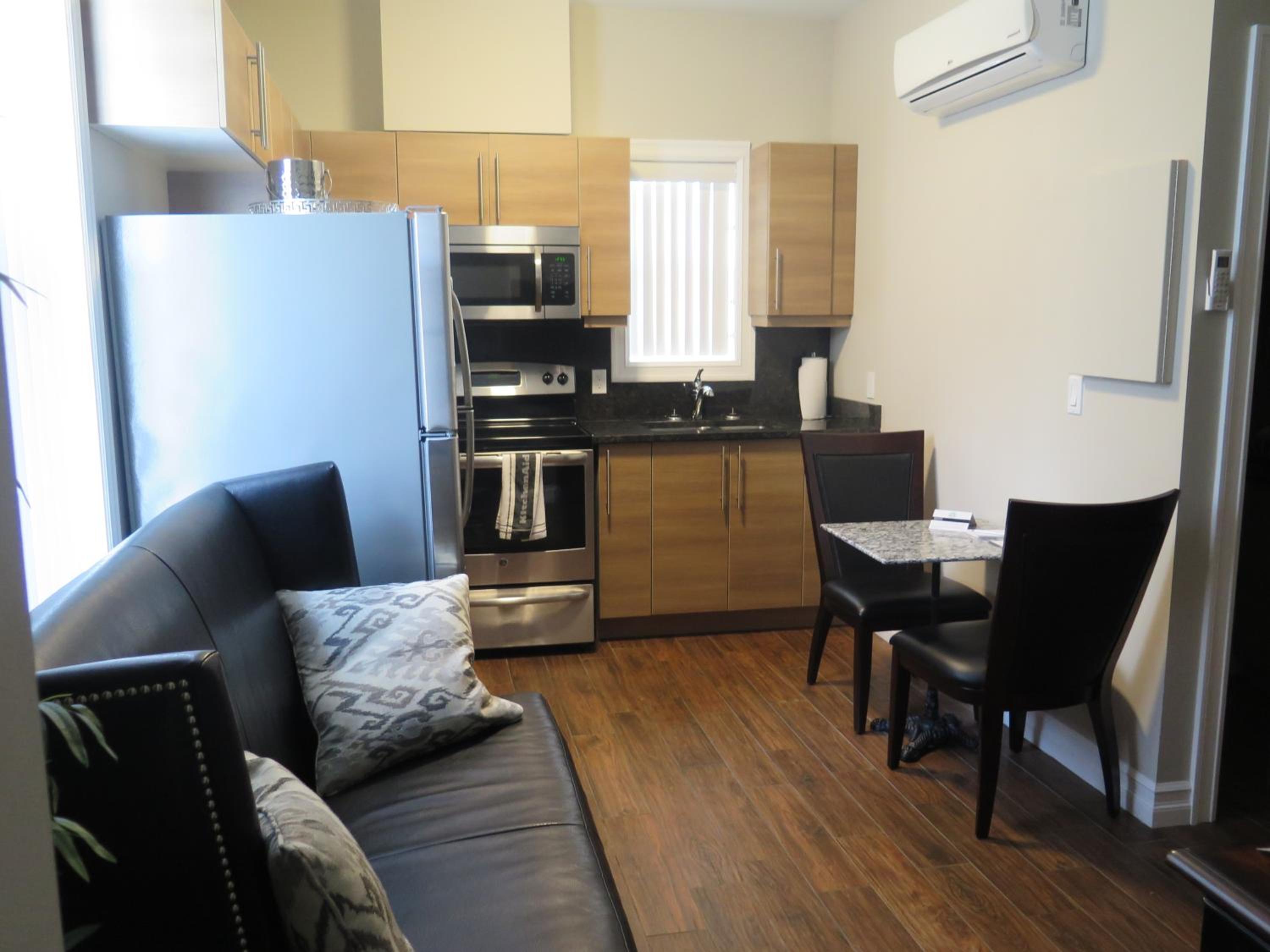 Guelph Vacations - Western Hotel Executive Suites - Property Image 6