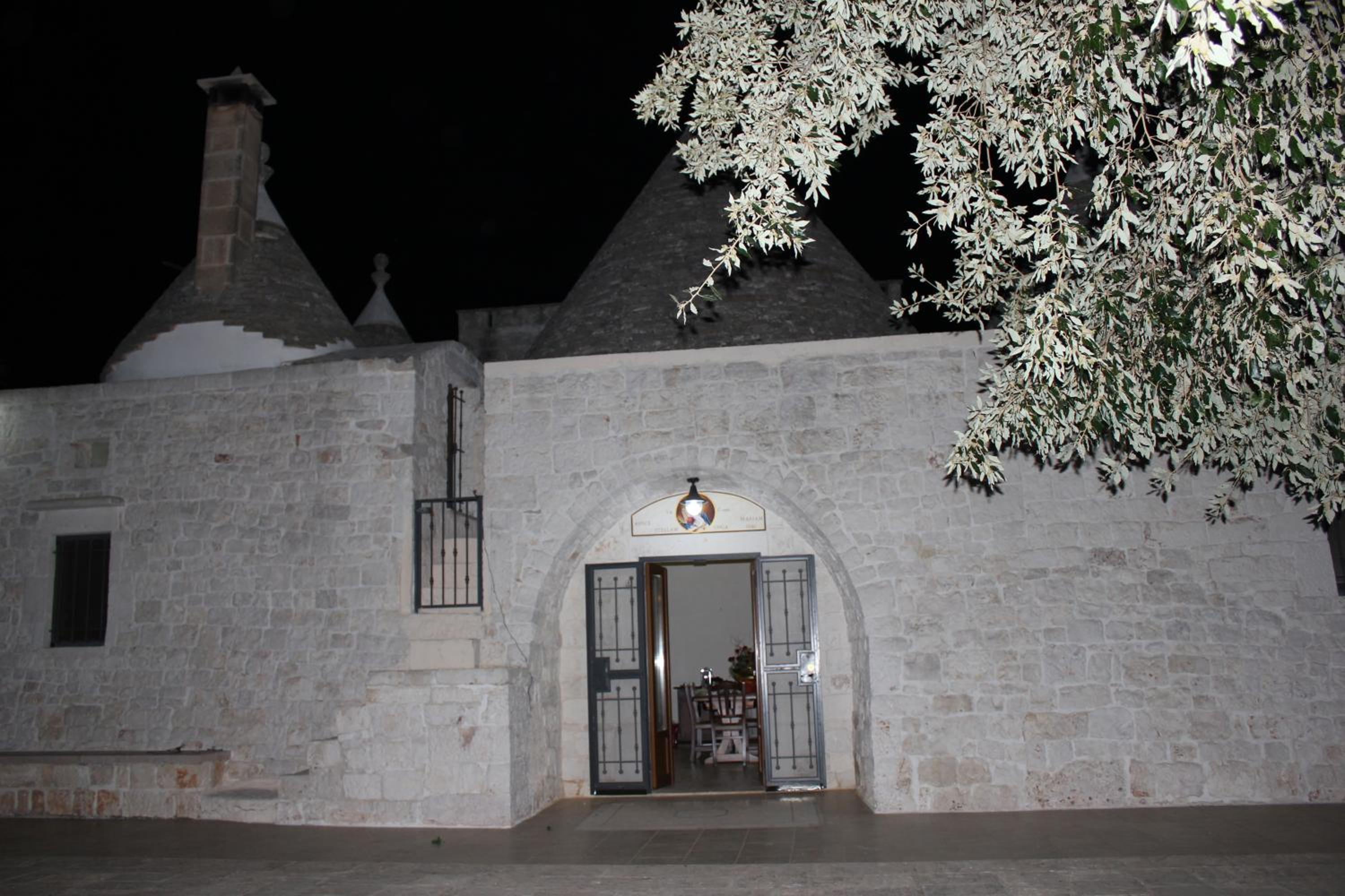 Trulli Tavolatonda view 3