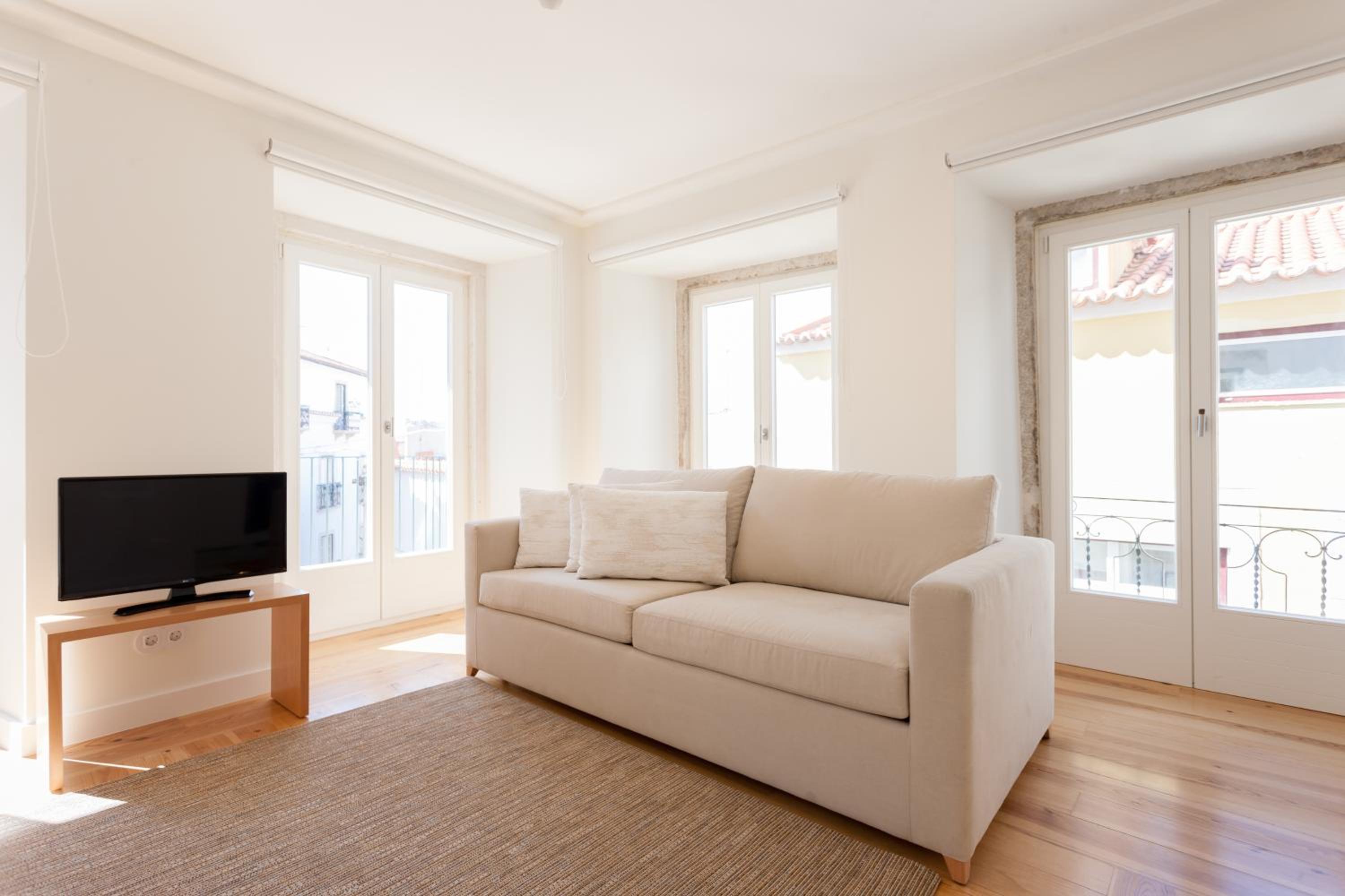 FLH Portas do Sol Cozy Flat view 5