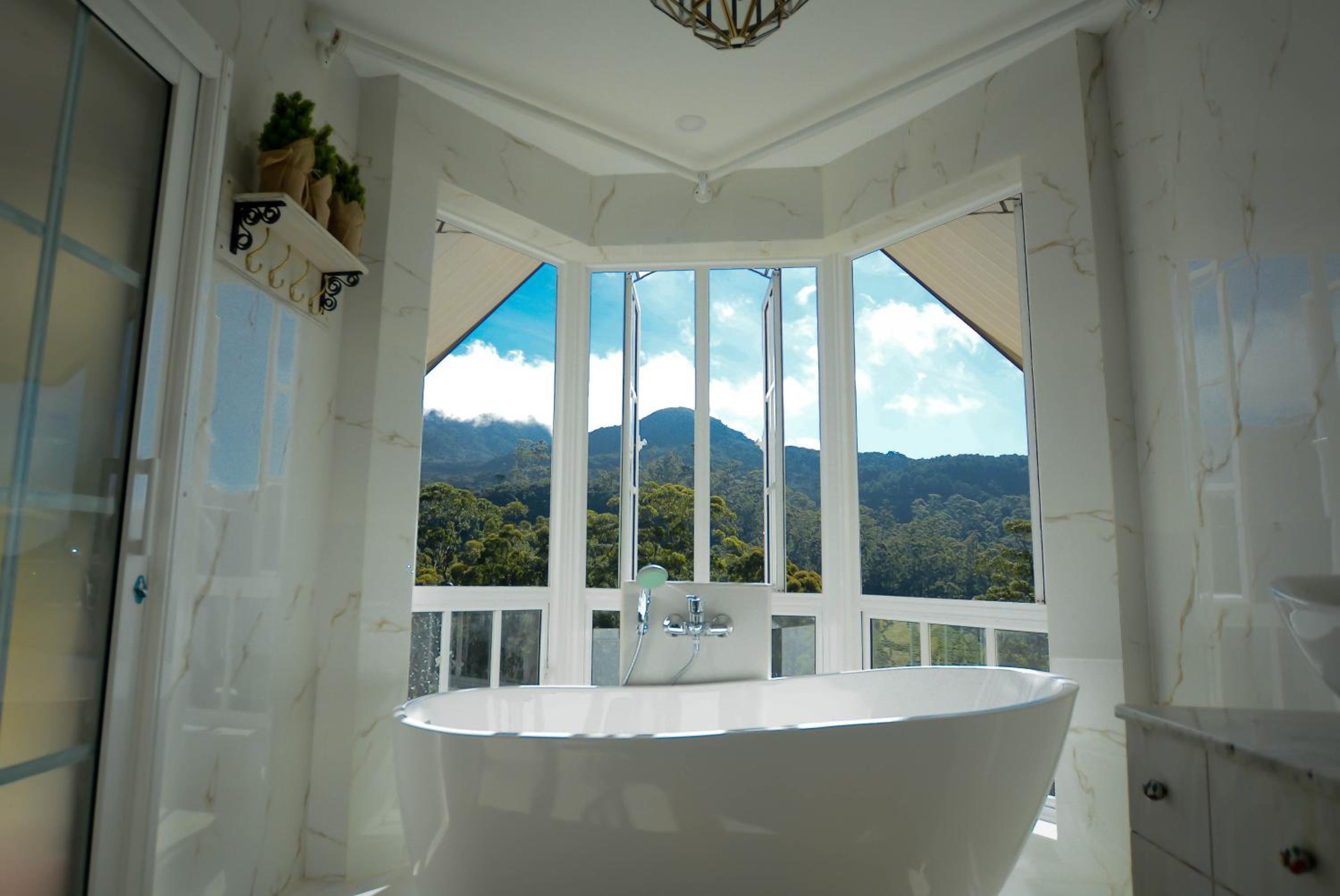 Luxe Wilderness - Private Villas, Free Breakfast, 2km from City Centre