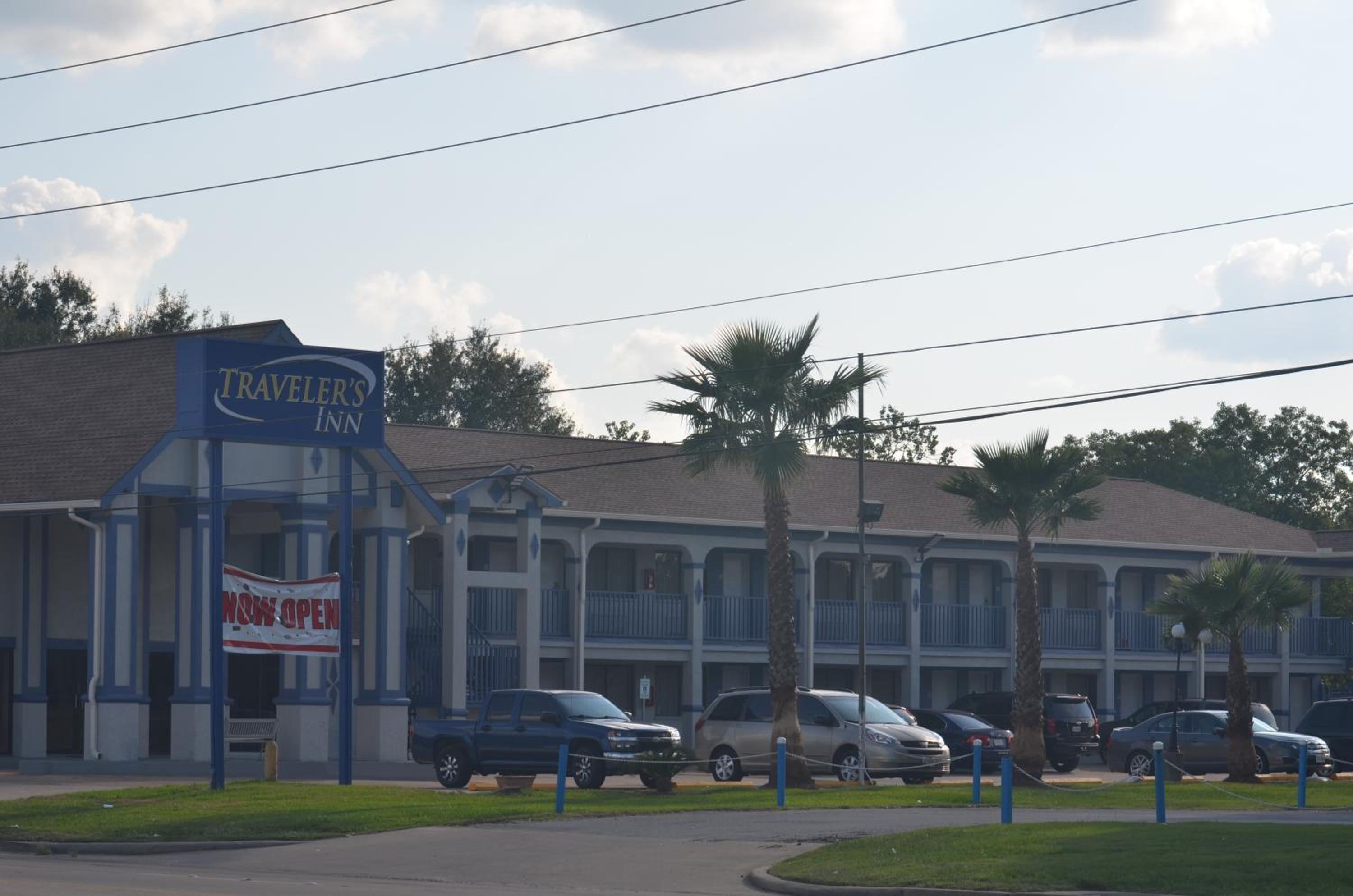 Houston Vacations - Travelers Inn - Property Image 1