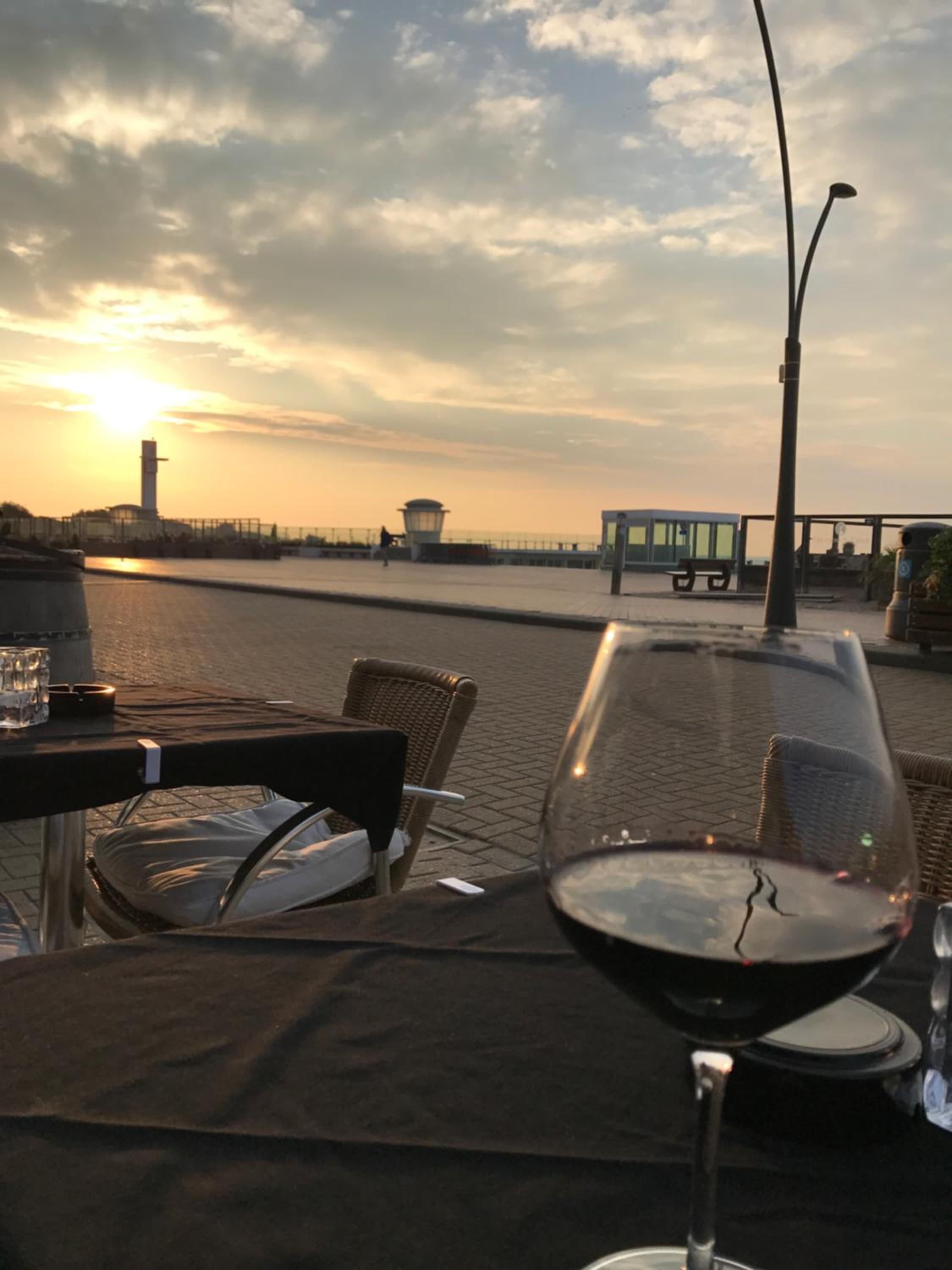 Zeedijk Oostduinkerke frontaal zeezicht - volledig gerenoveerd 2022!