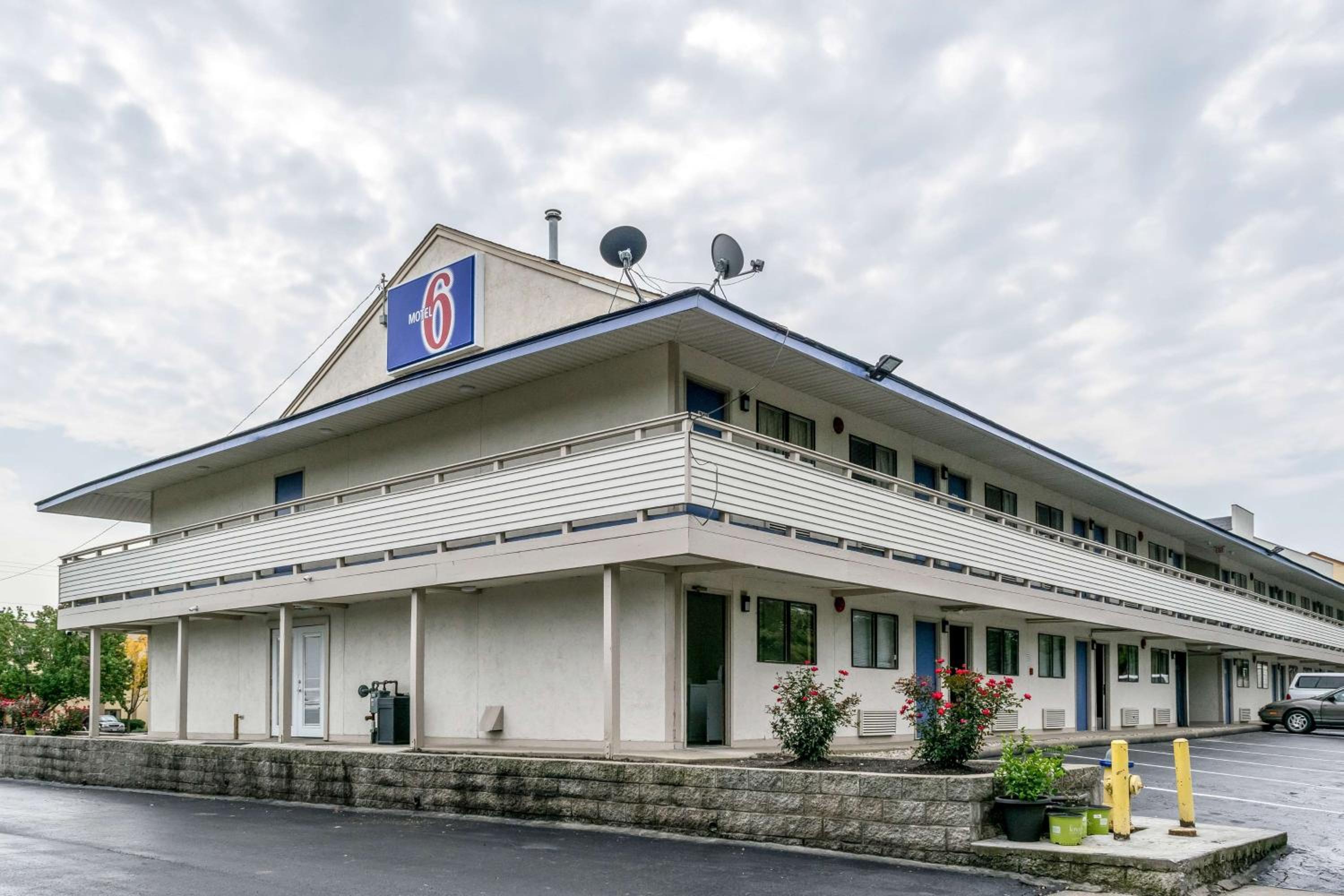 Florence Vacations - Motel 6 Florence, KY - Cincinnati Airport - Property Image 1