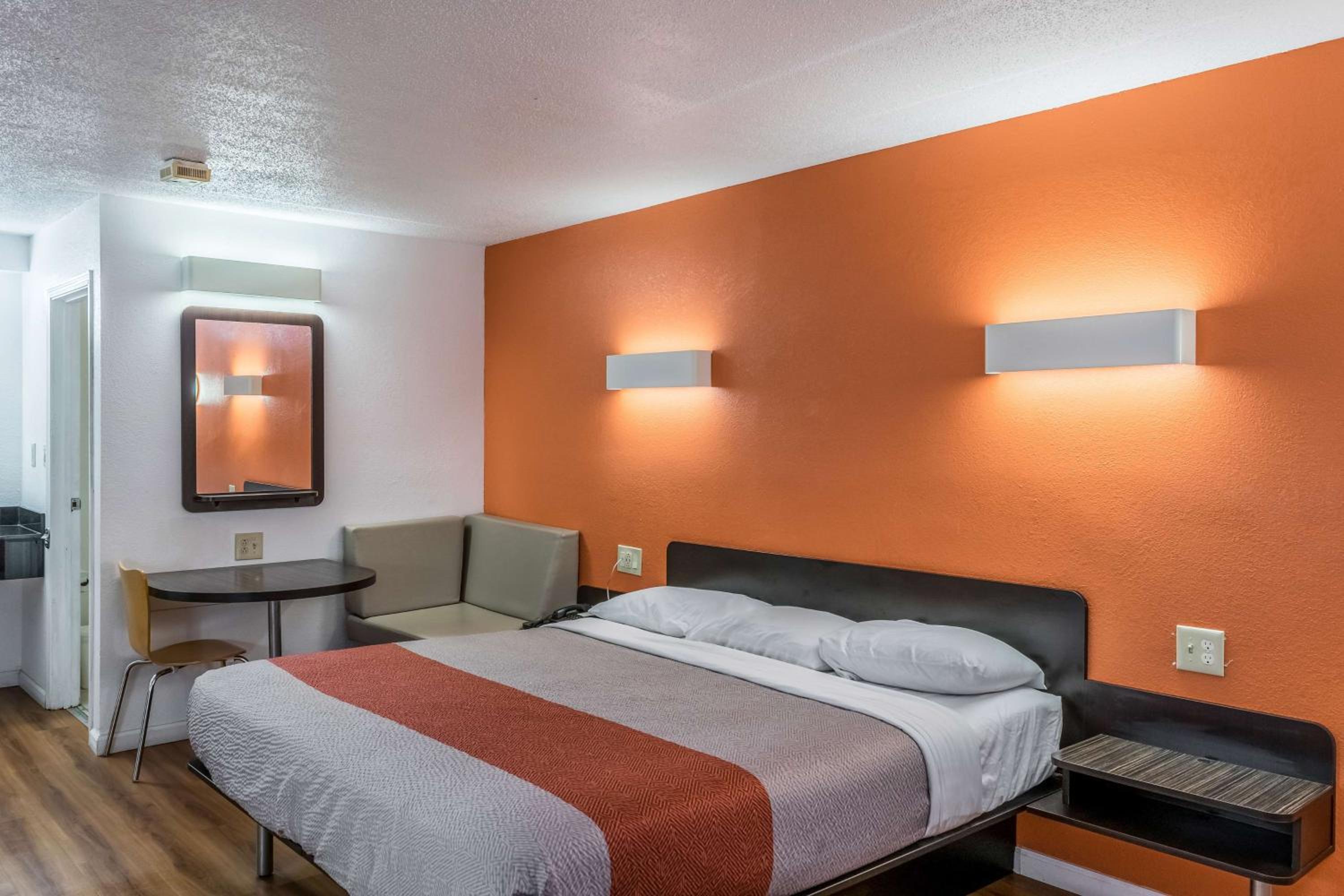 Florence Vacations - Motel 6 Florence, KY - Cincinnati Airport - Property Image 2