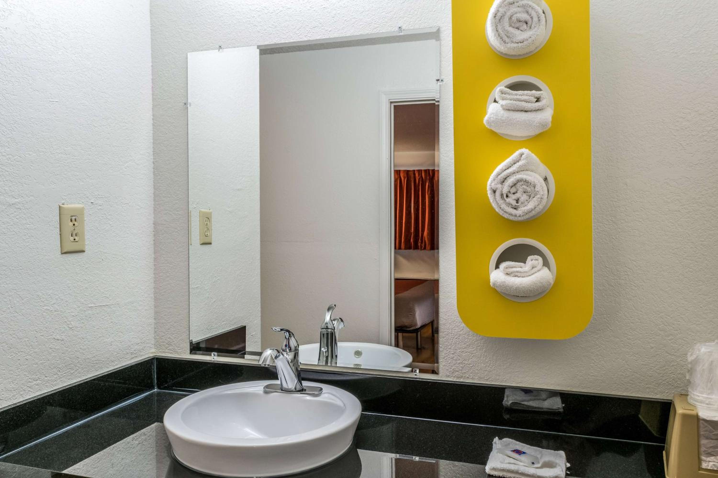 Florence Vacations - Motel 6 Florence, KY - Cincinnati Airport - Property Image 7